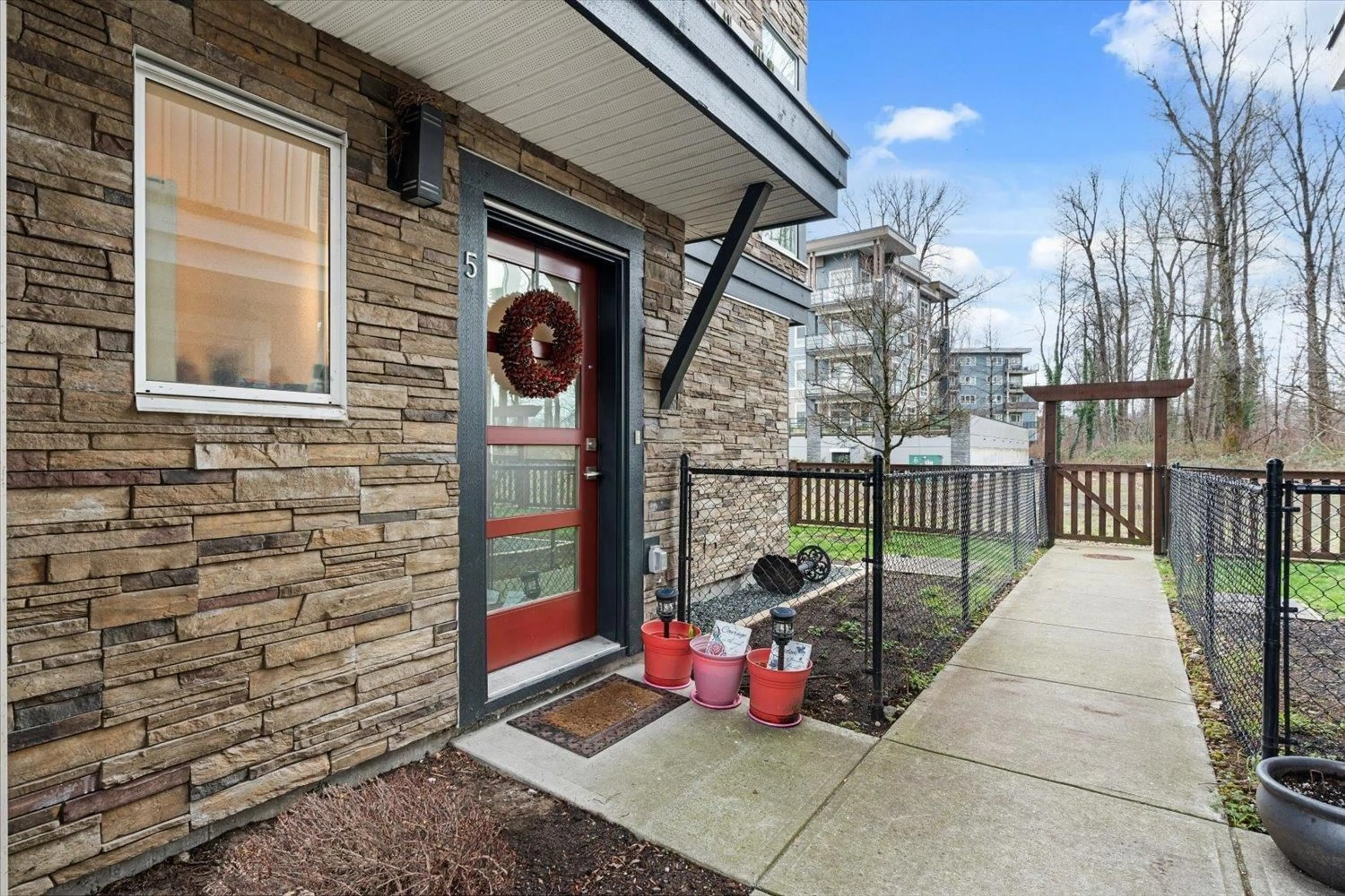 Indoor entryway for 5 - 8413 MIDTOWN WAY, Chilliwack British Columbia V2P0G7