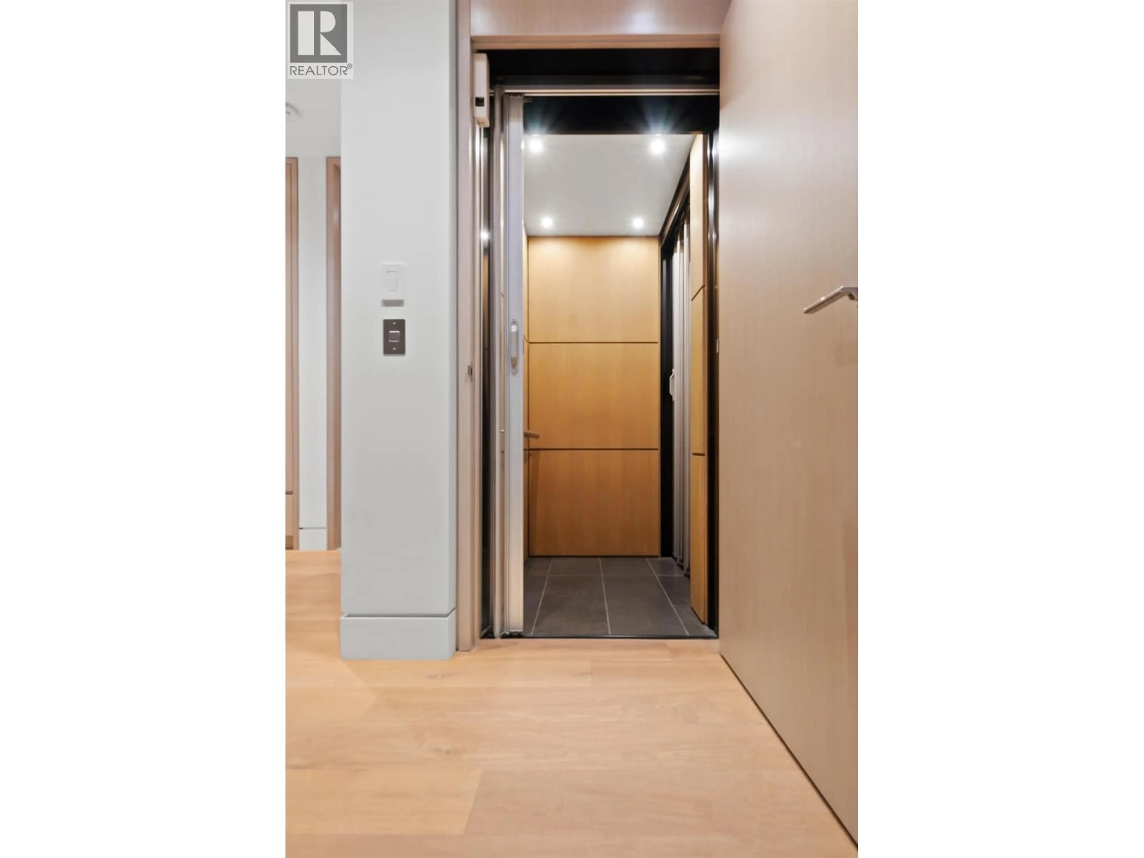 Indoor foyer for 2705 30TH AVENUE, Vancouver British Columbia V6L1Y8