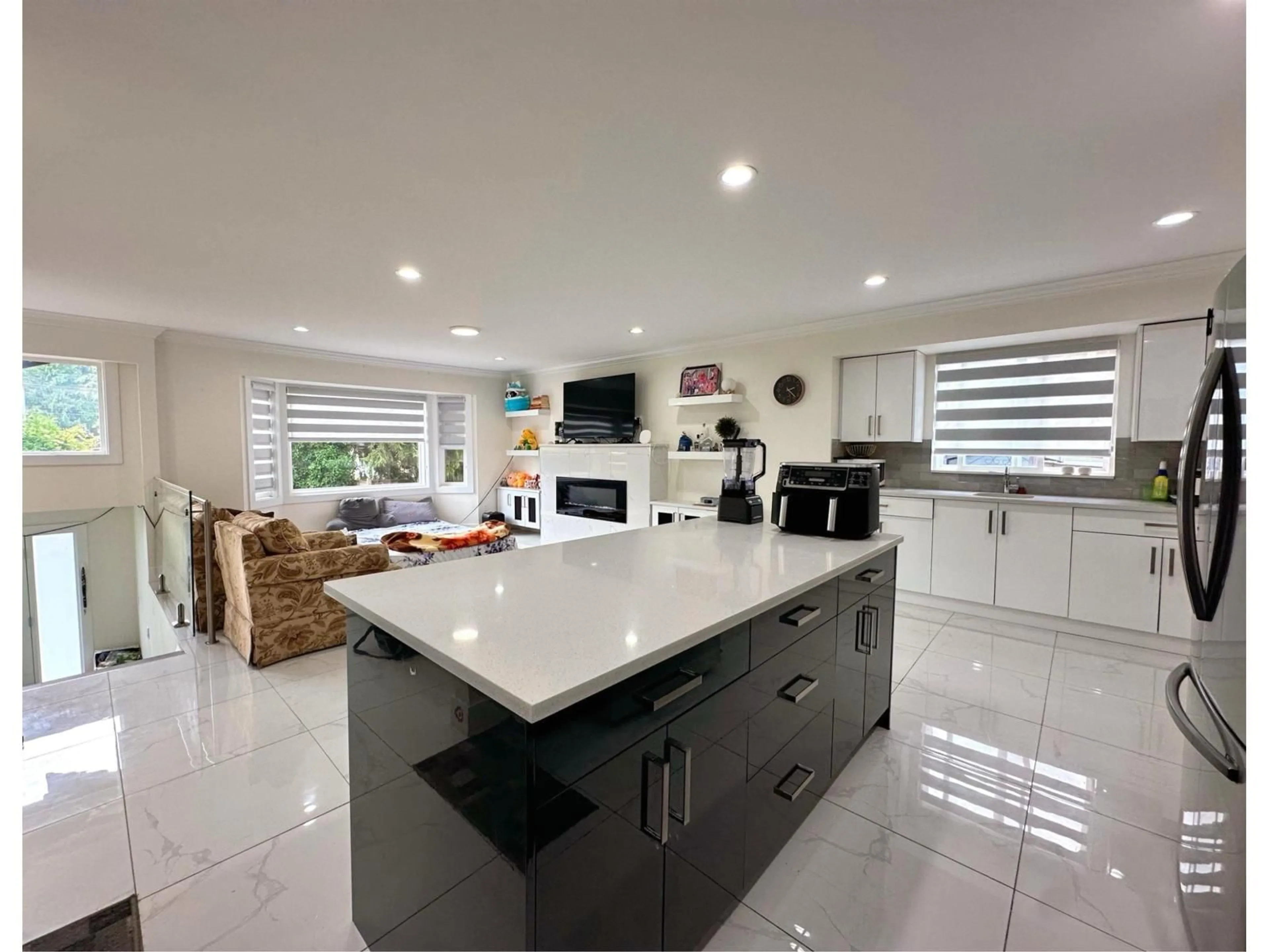 Open concept kitchen, ceramic/tile floor for 13017 64 AVENUE, Surrey British Columbia V3W1X8