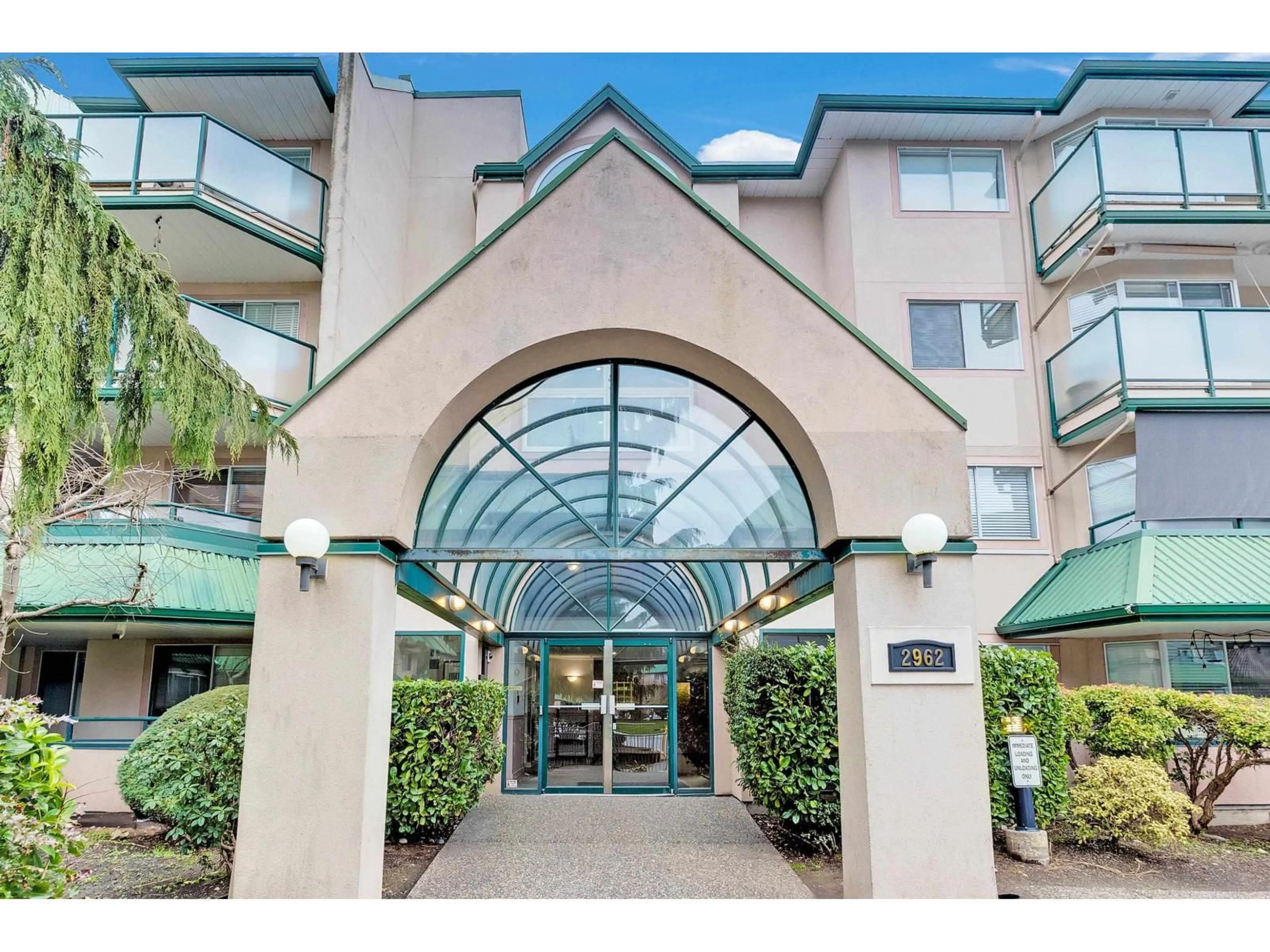 Indoor foyer for 216 - 2962 TRETHEWEY STREET, Abbotsford British Columbia V2T4M3