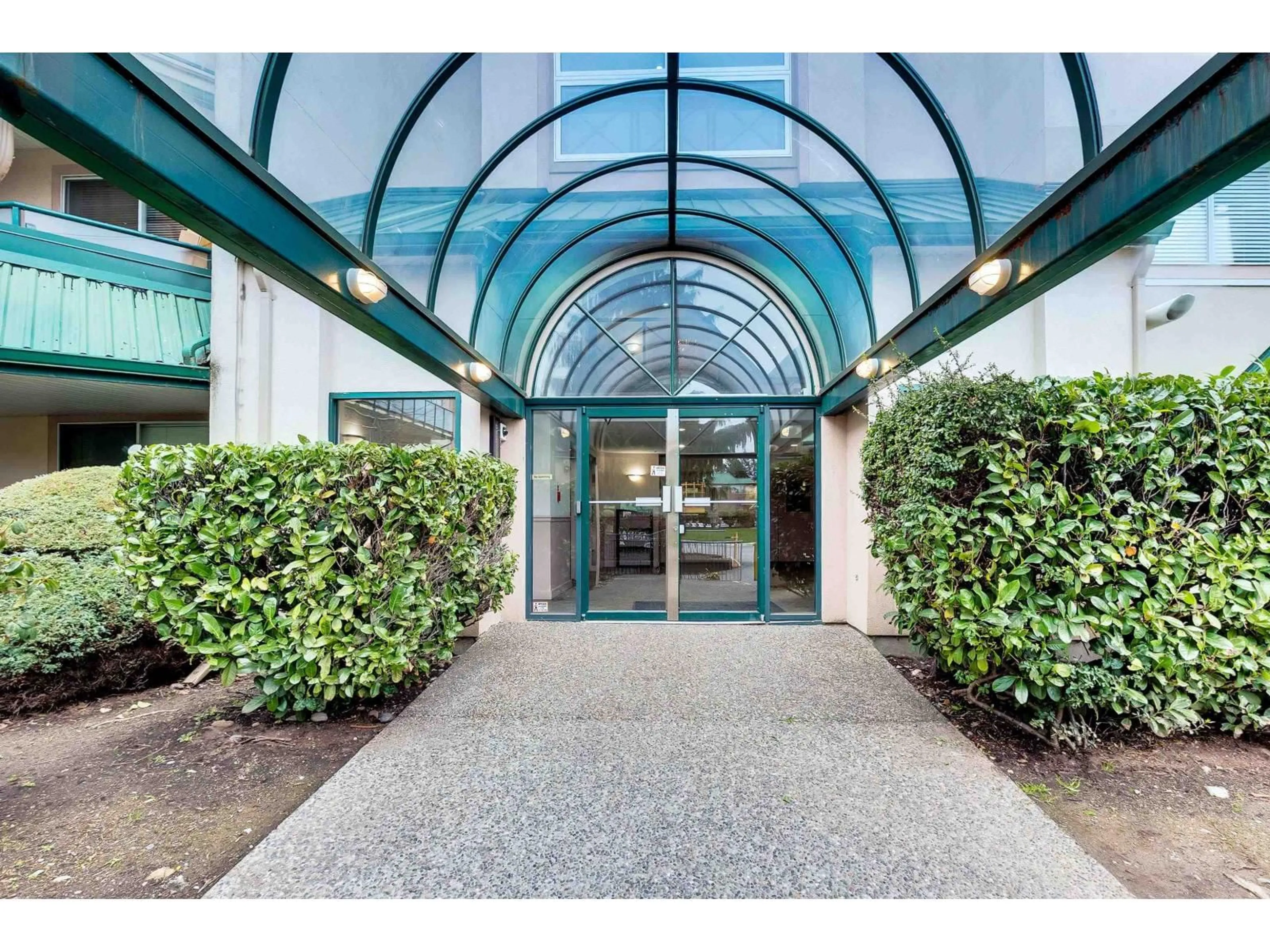 Indoor foyer for 216 - 2962 TRETHEWEY STREET, Abbotsford British Columbia V2T4M3