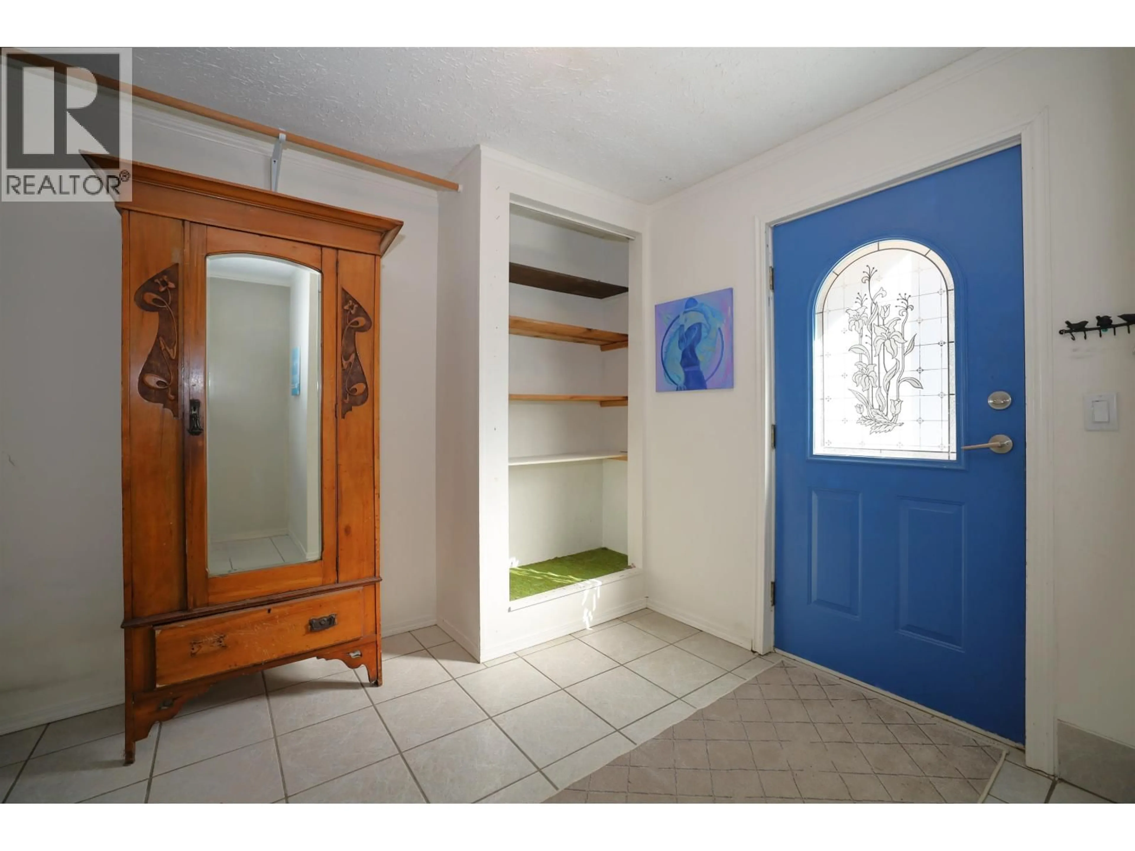 Indoor entryway for 682 CRUCIL ROAD, Gibsons British Columbia V0N1V9