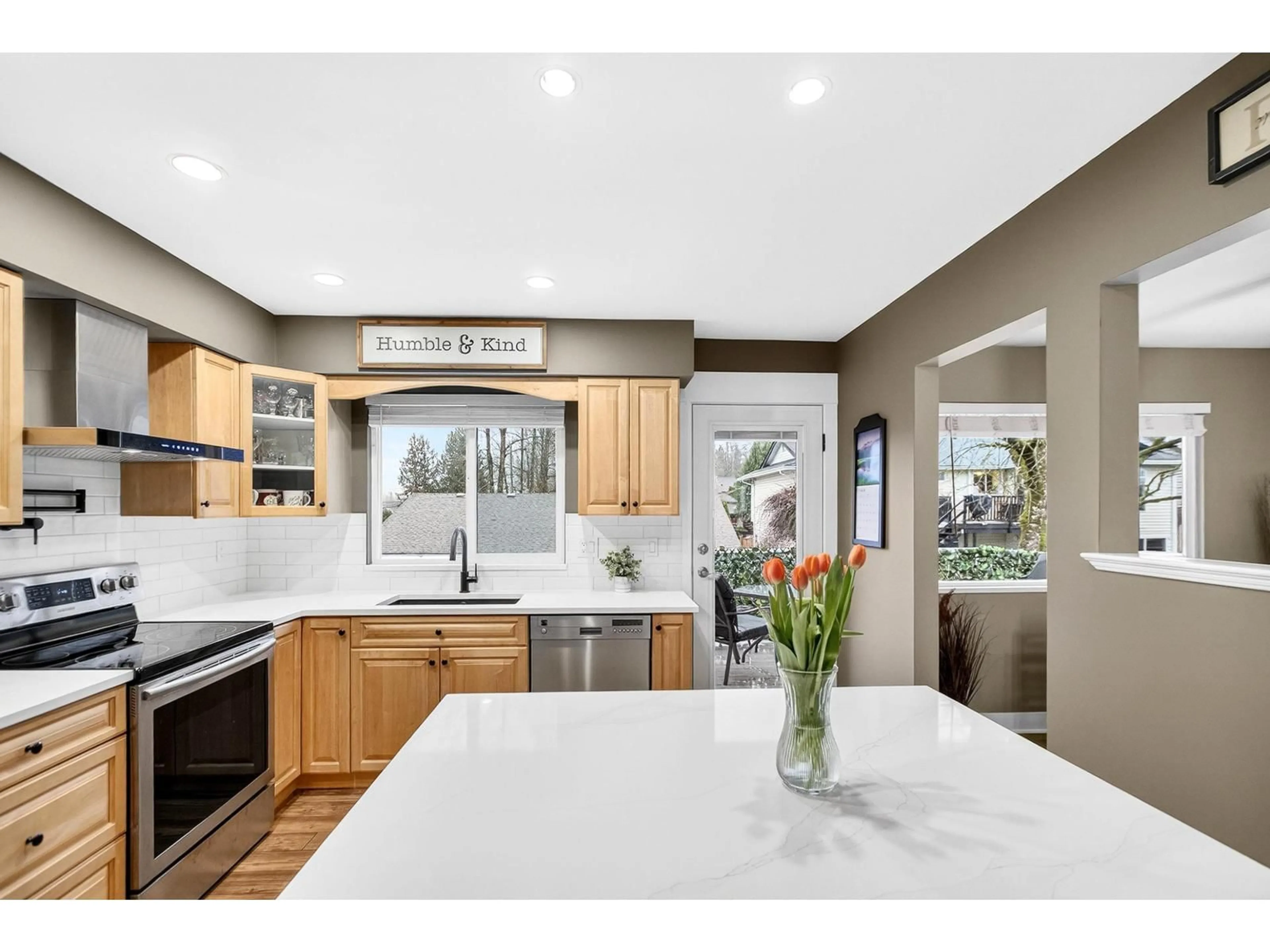 Open concept kitchen, ceramic/tile floor for 9382 209B STREET, Langley British Columbia V1M1R8