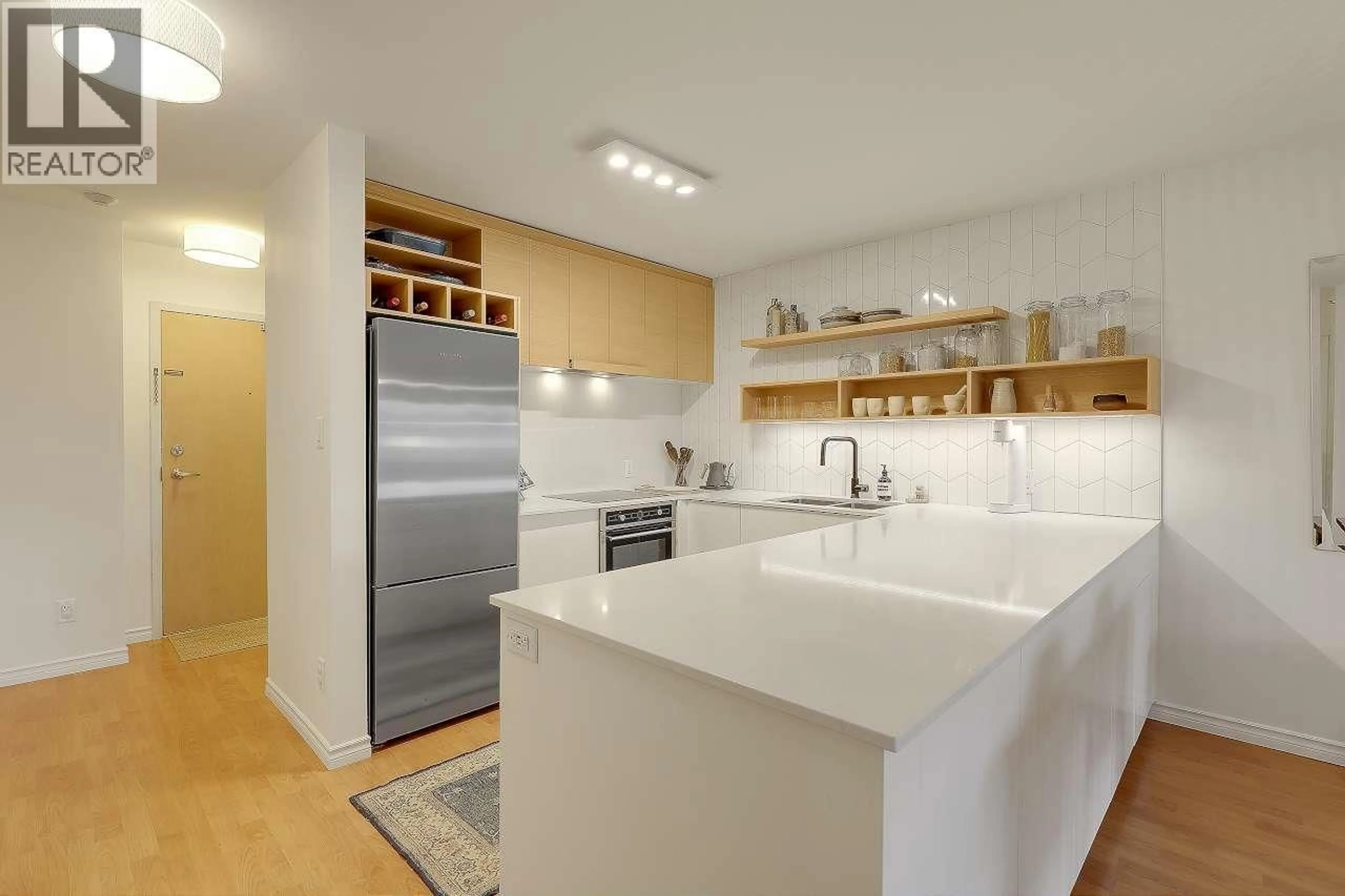 Contemporary kitchen, unknown for 305 - 4868 FRASER STREET, Vancouver British Columbia V5V4H5