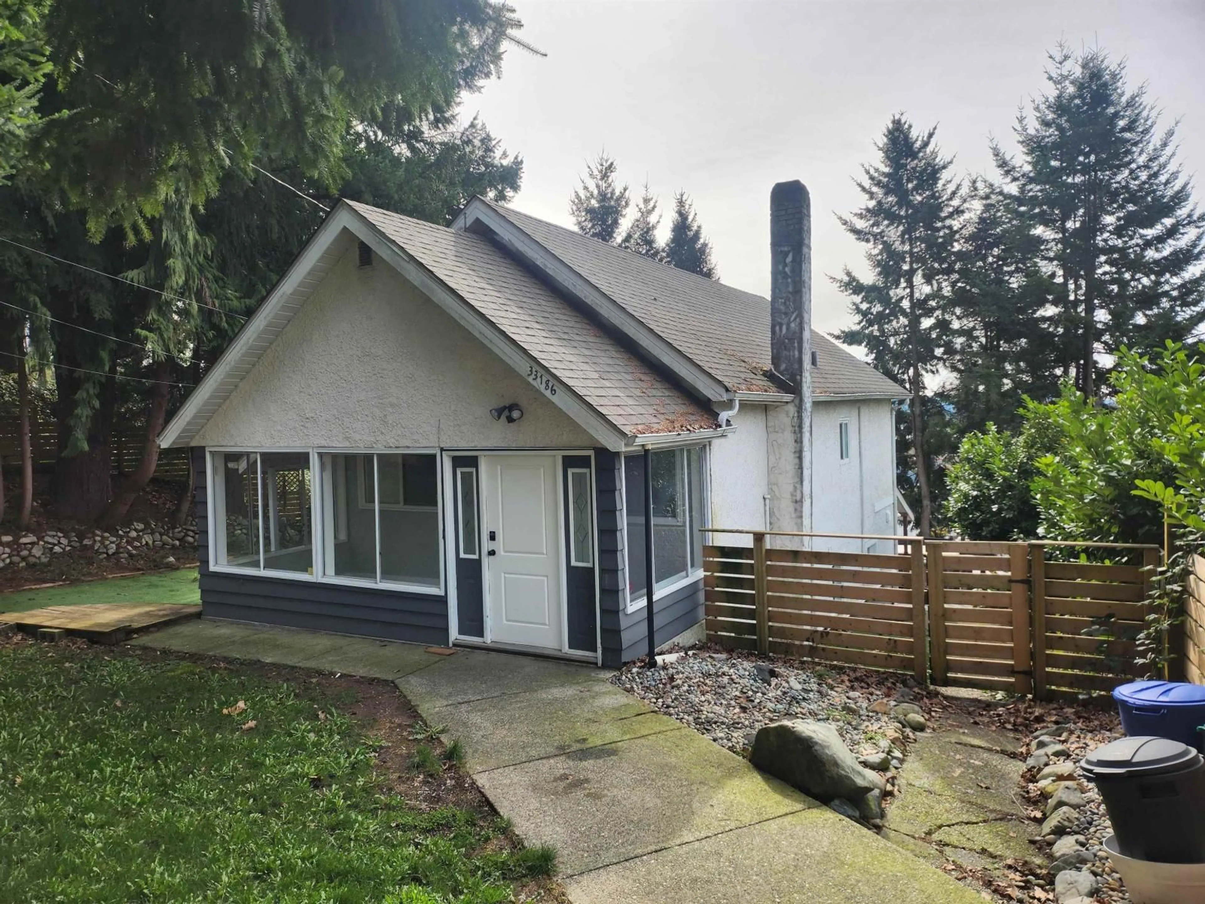 Home with vinyl exterior material, street for 33186 3RD AVENUE, Mission British Columbia V2V1N9