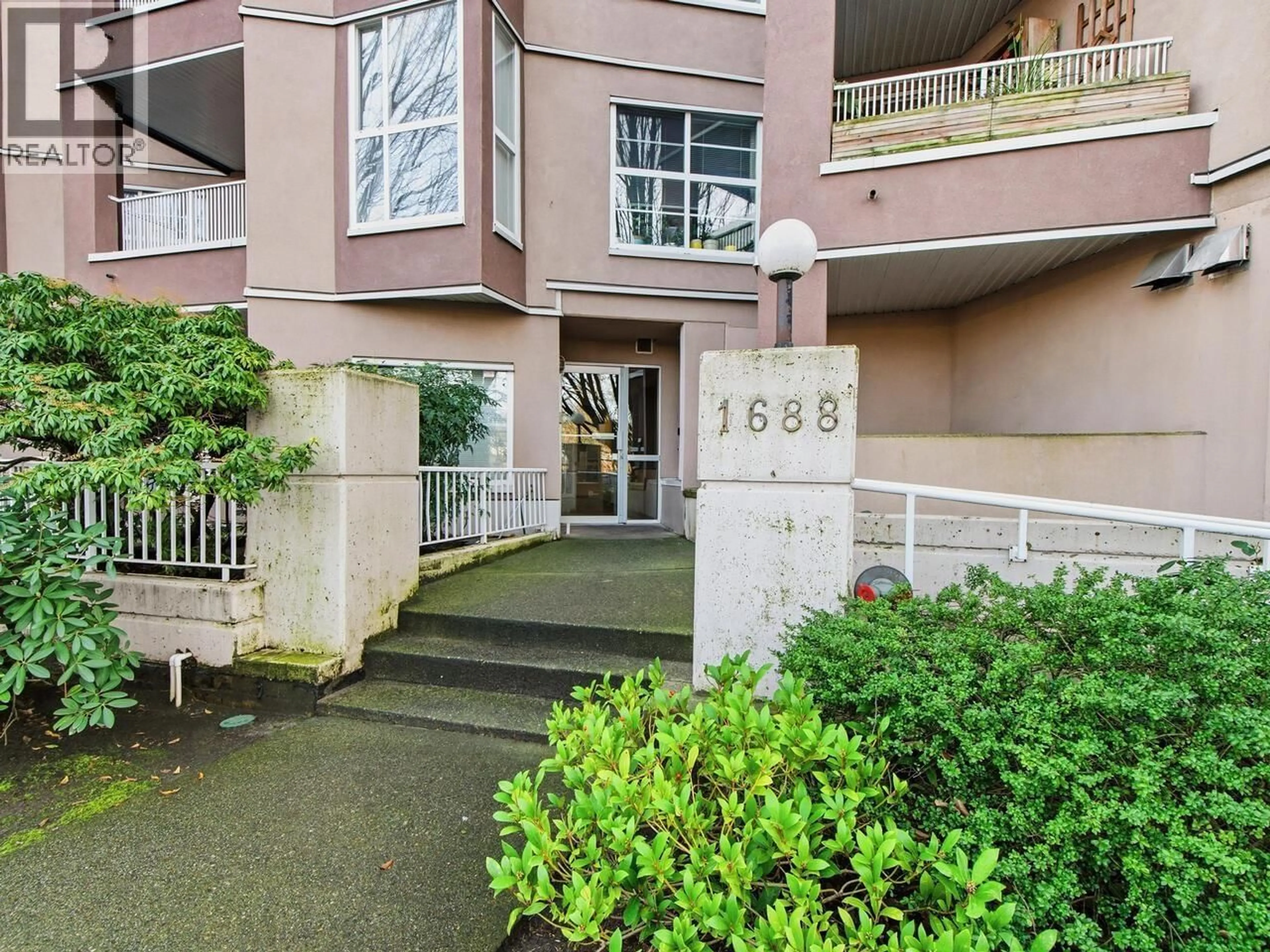 Indoor foyer for 206 - 1688 8TH AVENUE, Vancouver British Columbia V5N1T5