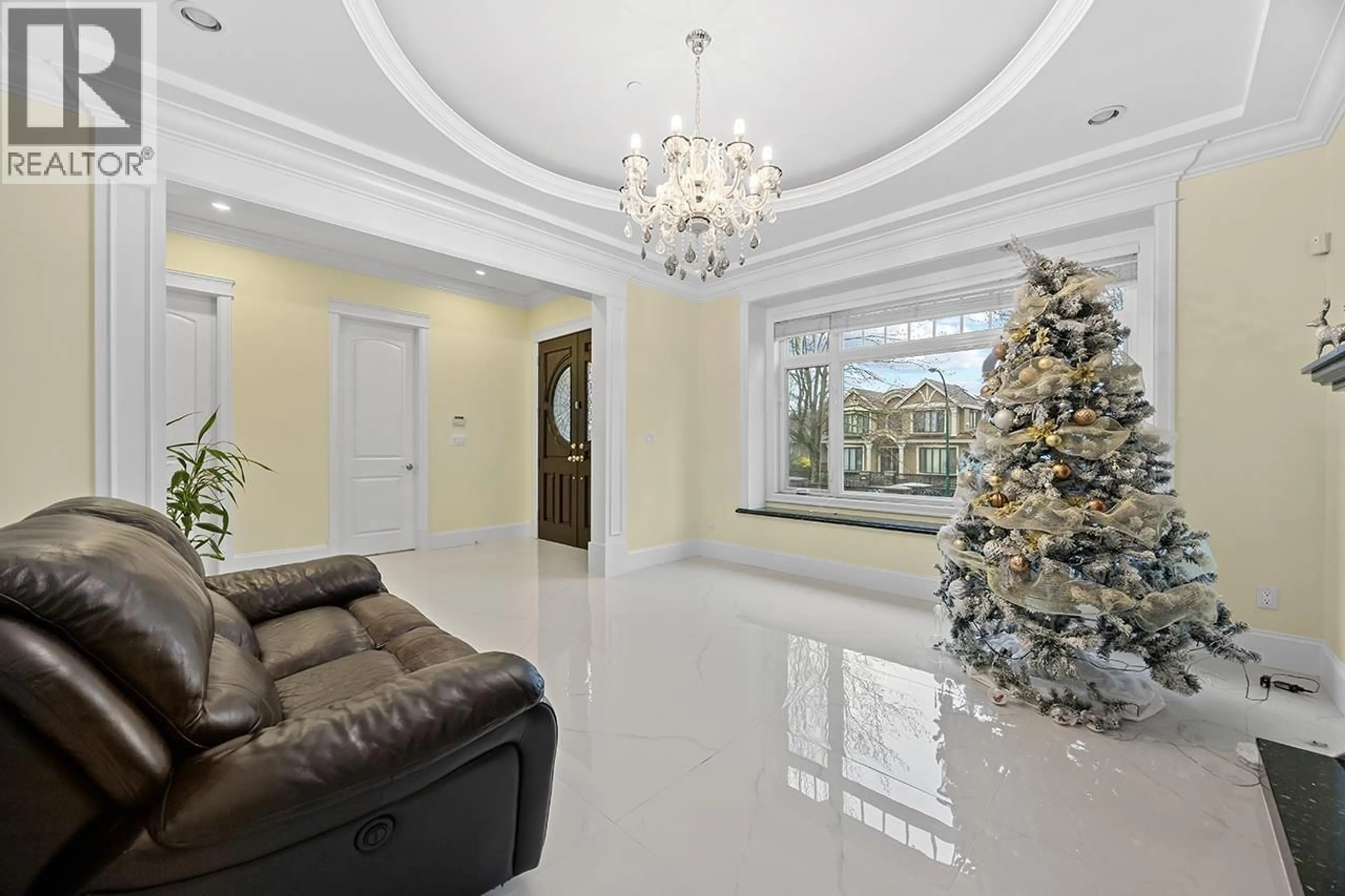 Indoor foyer for 6830 VIVIAN STREET, Vancouver British Columbia V5S2T6