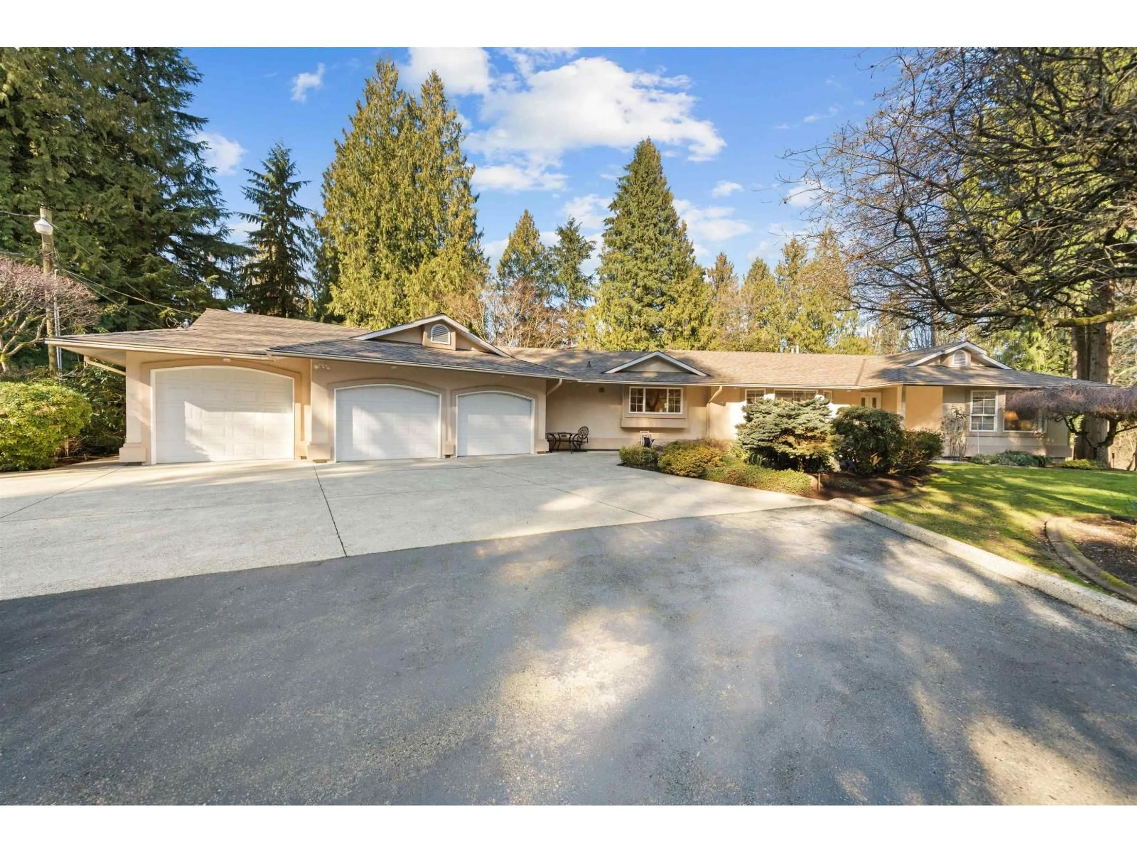A pic from outside/outdoor area/front of a property/back of a property/a pic from drone, street for 31553 BROOKSIDE AVENUE, Abbotsford British Columbia V2T5W6