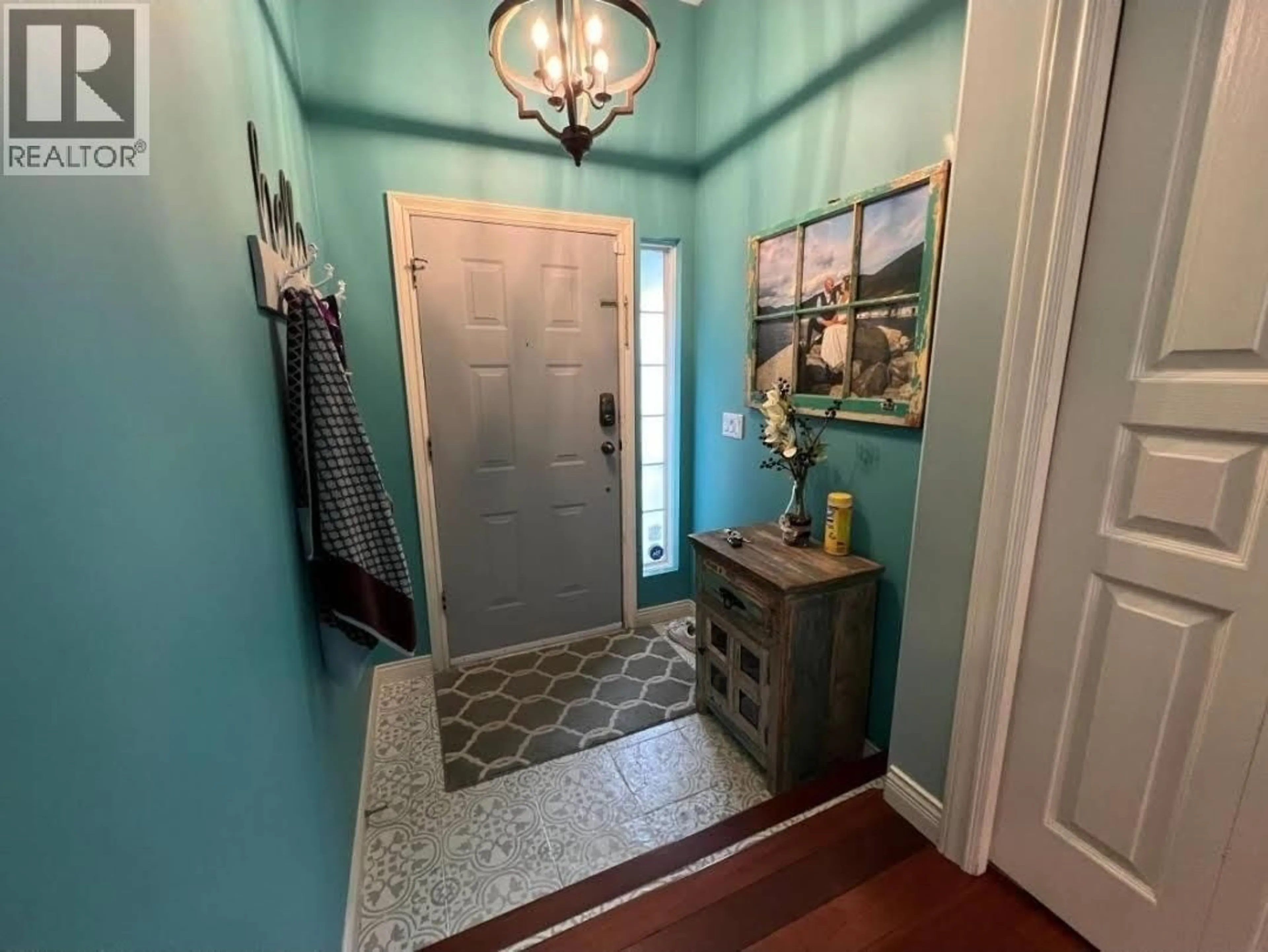 Indoor entryway for 24330 100B AVENUE, Maple Ridge British Columbia V2W1X3