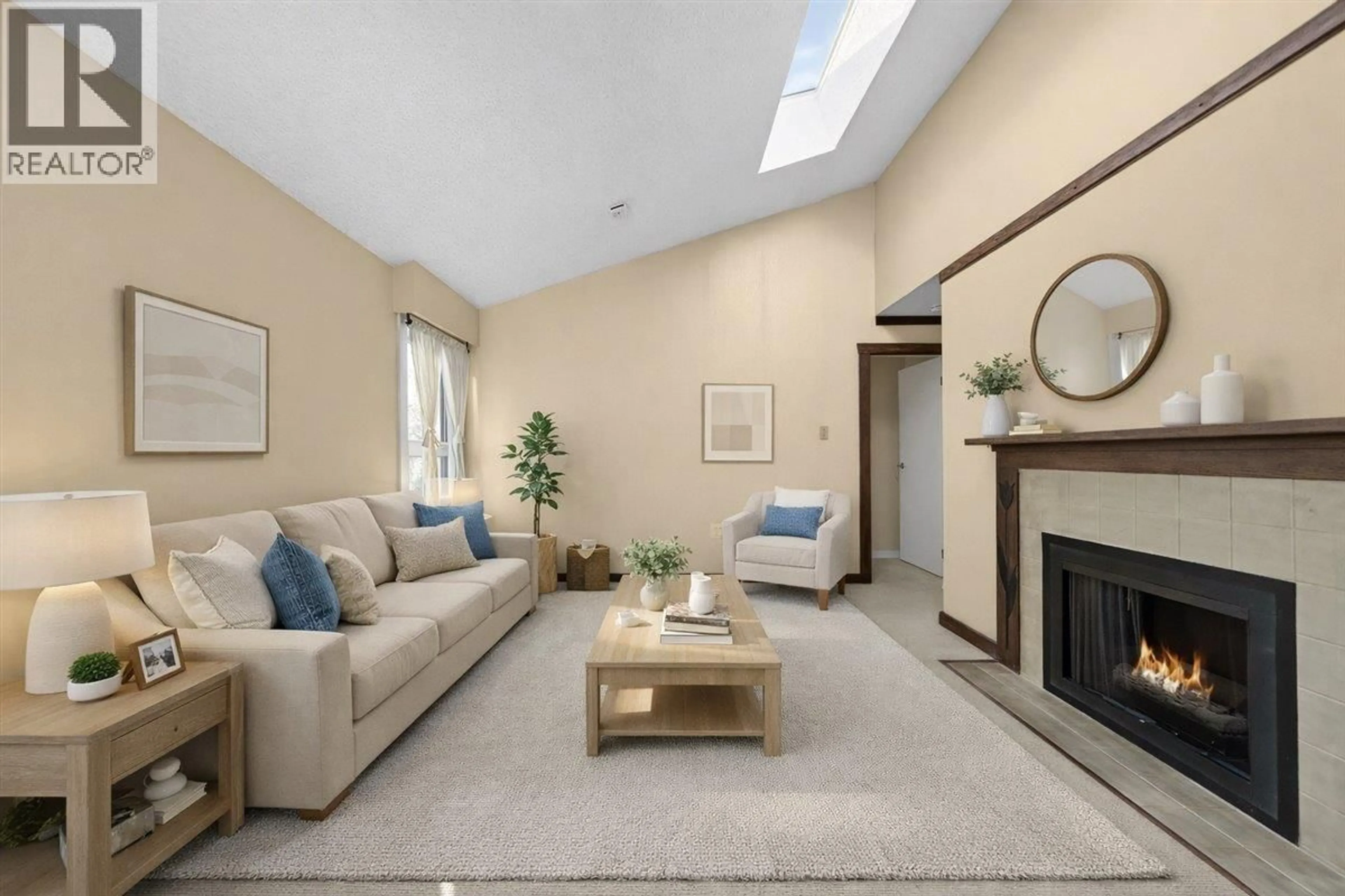 Living room with furniture, unknown for 403 - 1340 DUCHESS AVENUE, West Vancouver British Columbia V7T1H6