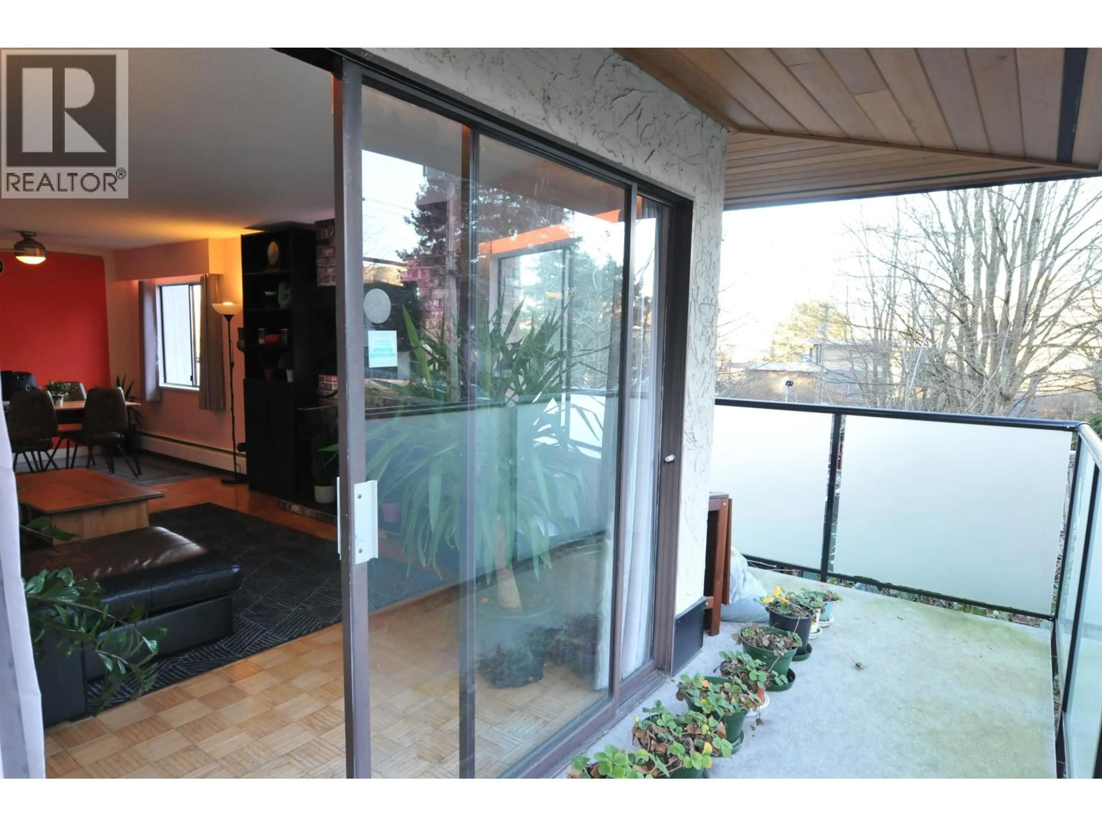 Indoor foyer for 209 - 930 7TH AVENUE, Vancouver British Columbia V5T1P6