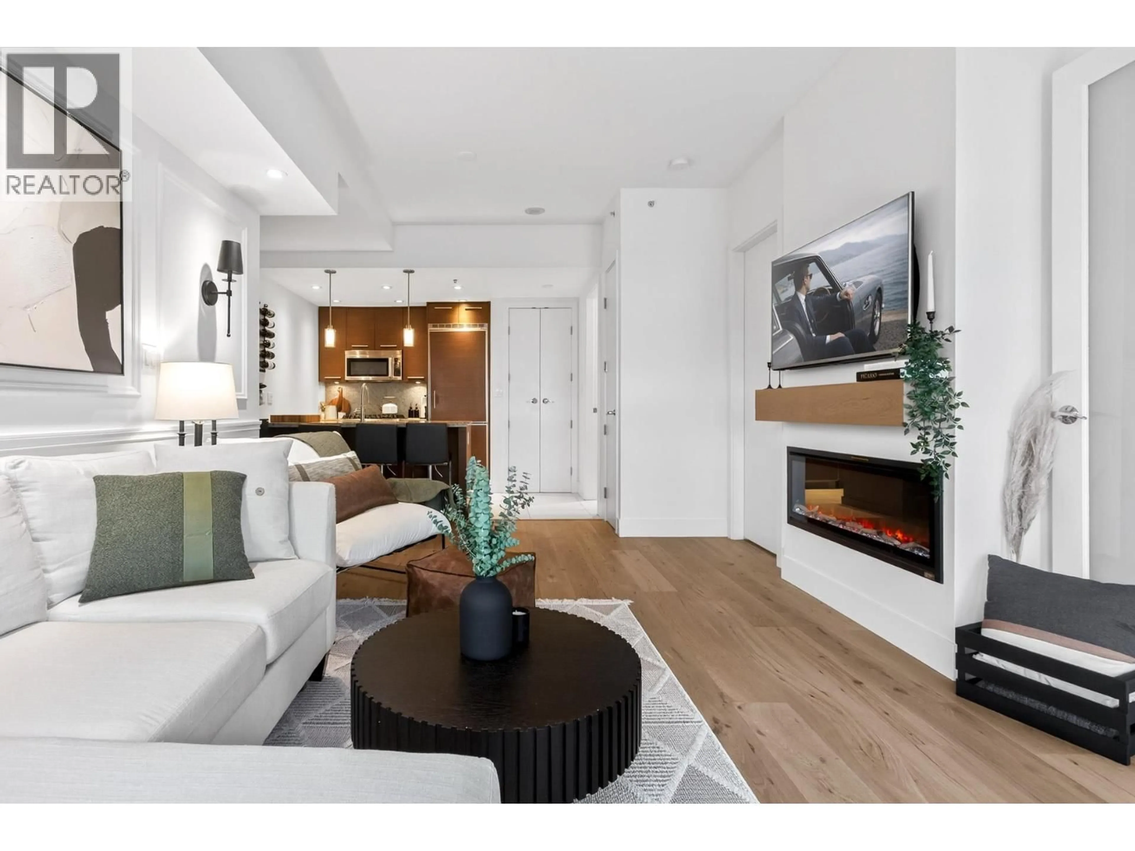 Living room with furniture, wood/laminate floor for 2538 MAPLE STREET, Vancouver British Columbia V6J0B5