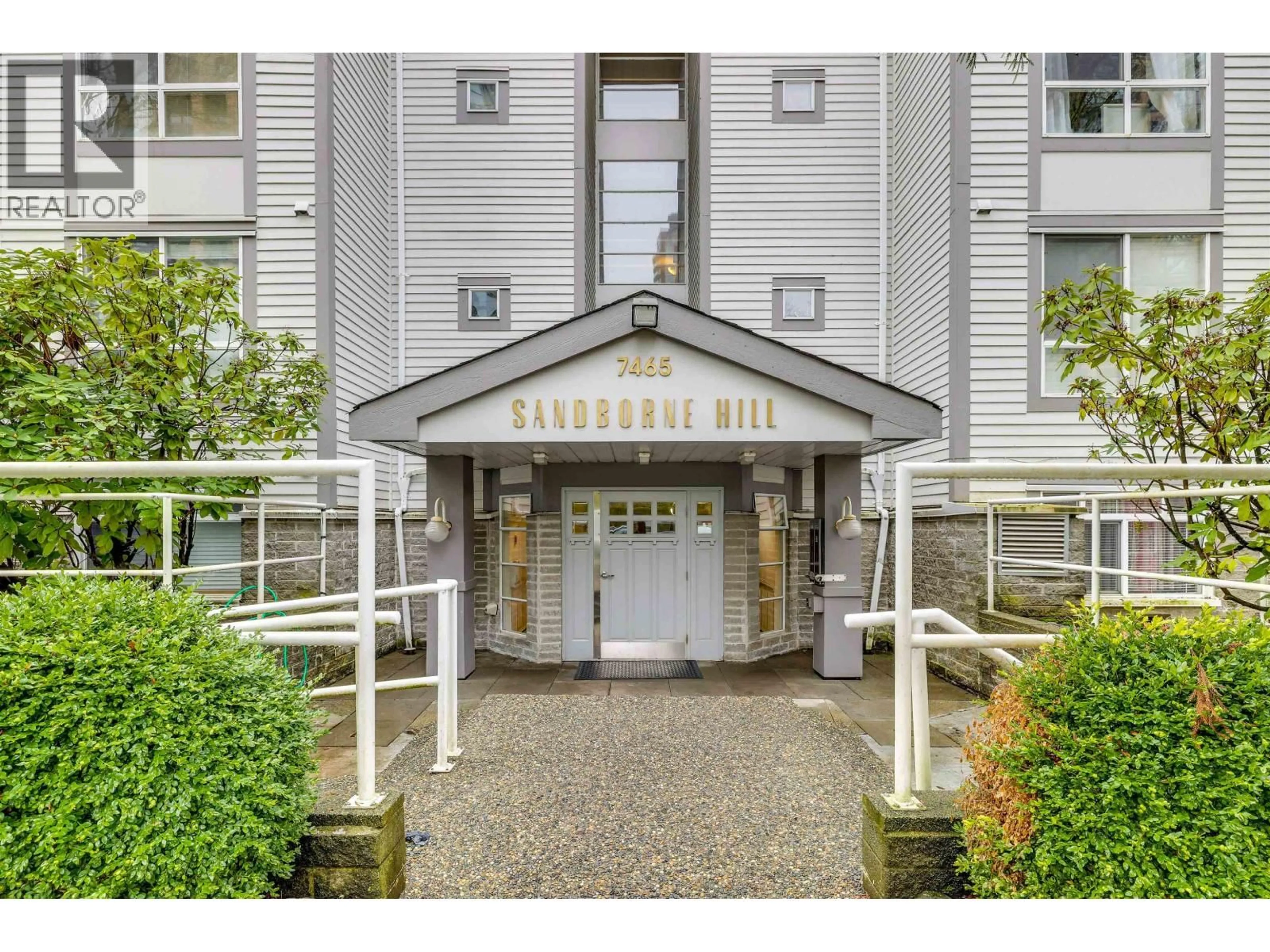 Indoor foyer for 209 - 7465 SANDBORNE AVENUE, Burnaby British Columbia V3N4W7