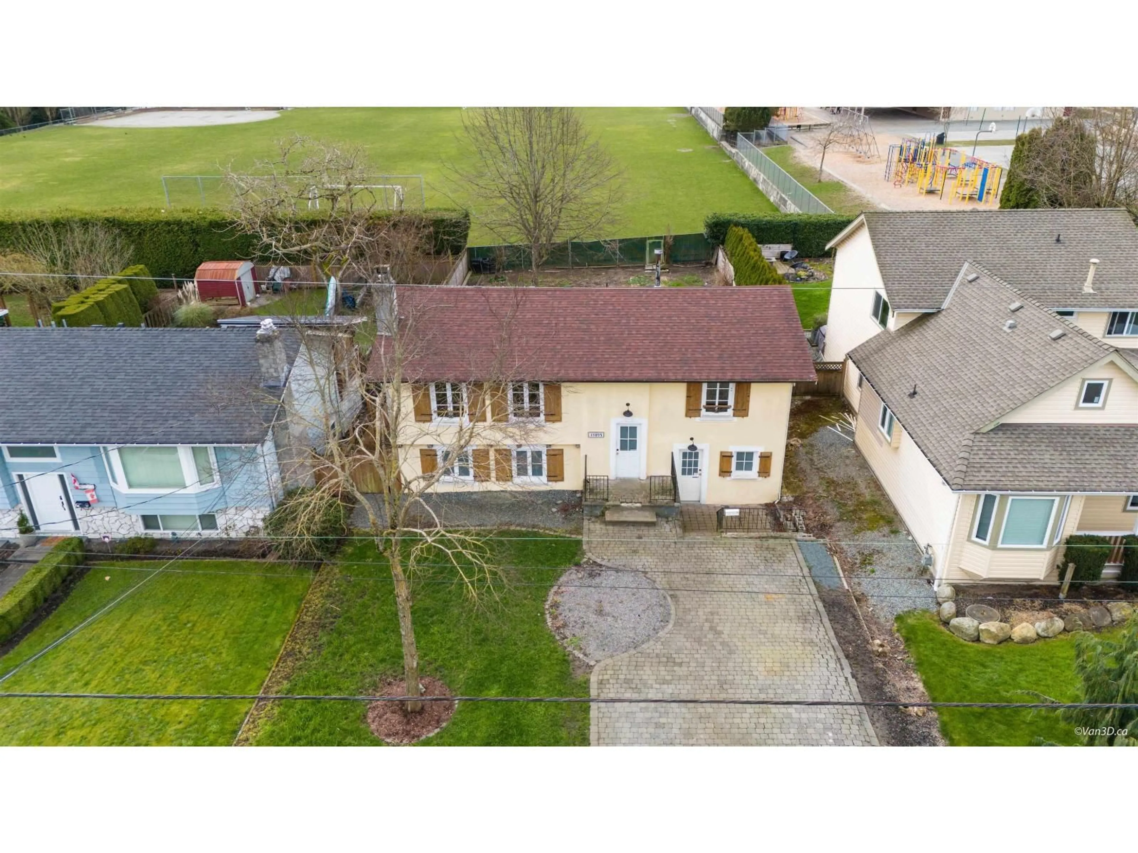 A pic from outside/outdoor area/front of a property/back of a property/a pic from drone, street for 15894 THRIFT AVENUE, White Rock British Columbia V4B2M8