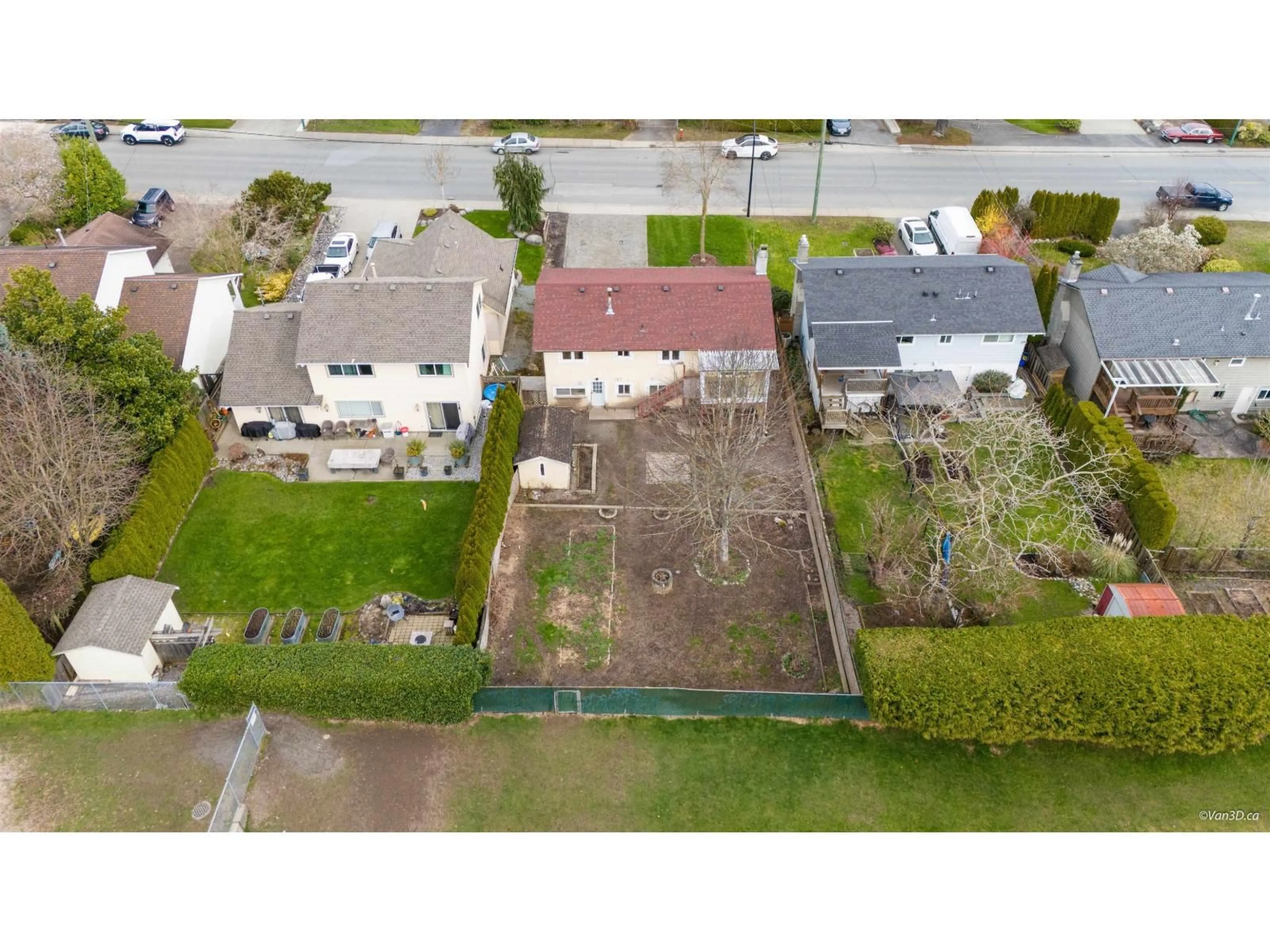 A pic from outside/outdoor area/front of a property/back of a property/a pic from drone, street for 15894 THRIFT AVENUE, White Rock British Columbia V4B2M8