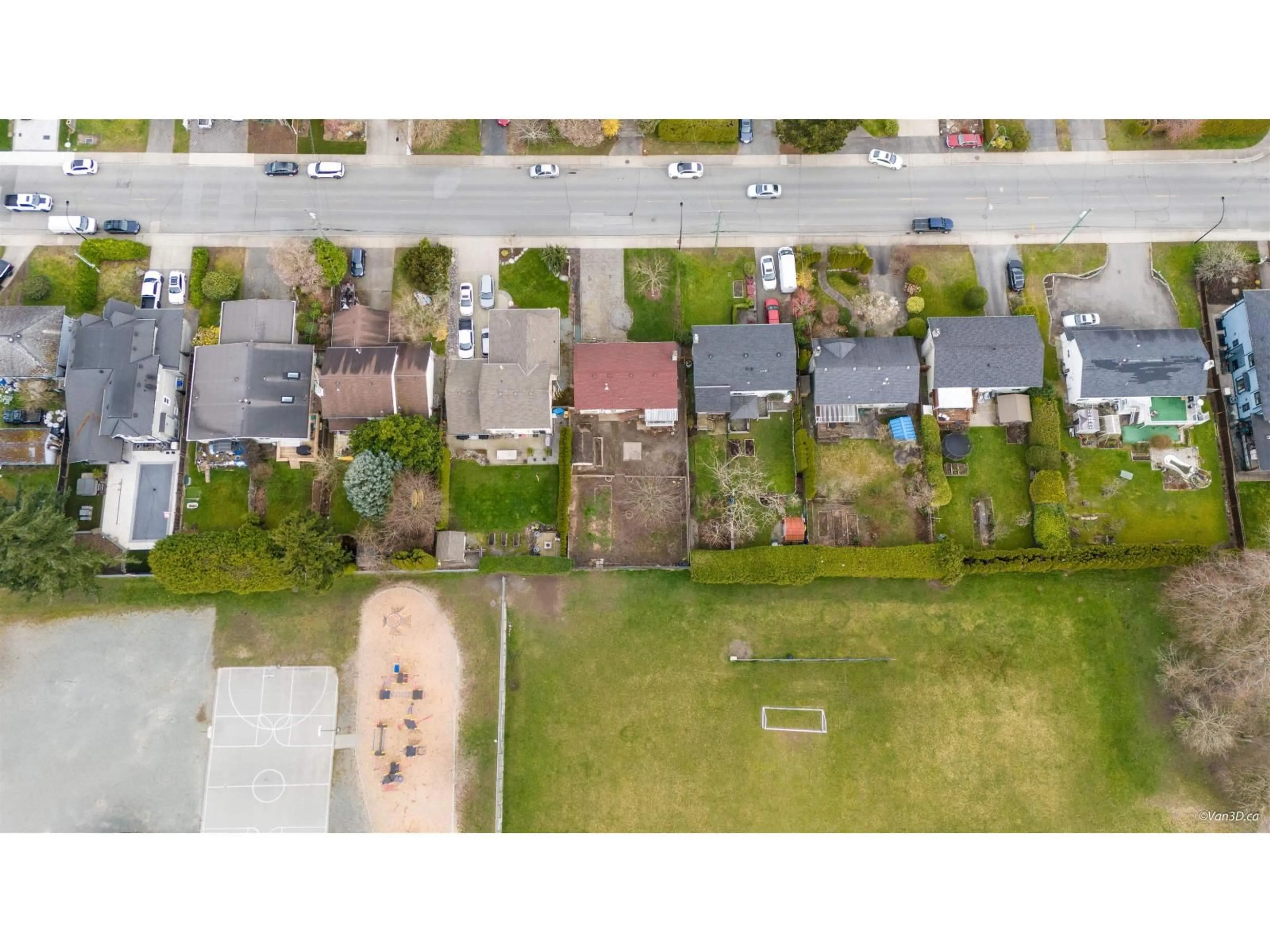 A pic from outside/outdoor area/front of a property/back of a property/a pic from drone, street for 15894 THRIFT AVENUE, White Rock British Columbia V4B2M8