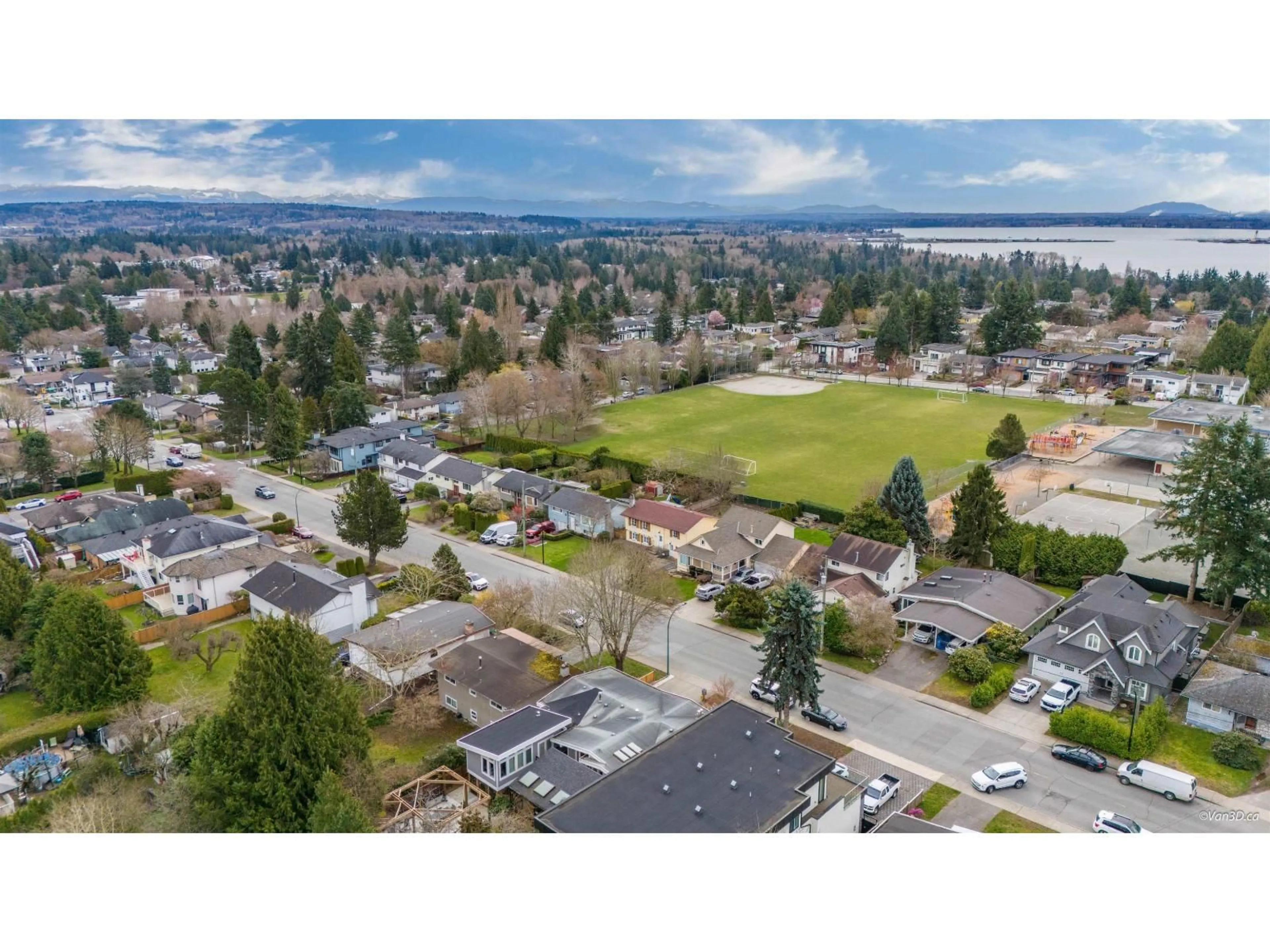 A pic from outside/outdoor area/front of a property/back of a property/a pic from drone, mountain view for 15894 THRIFT AVENUE, White Rock British Columbia V4B2M8