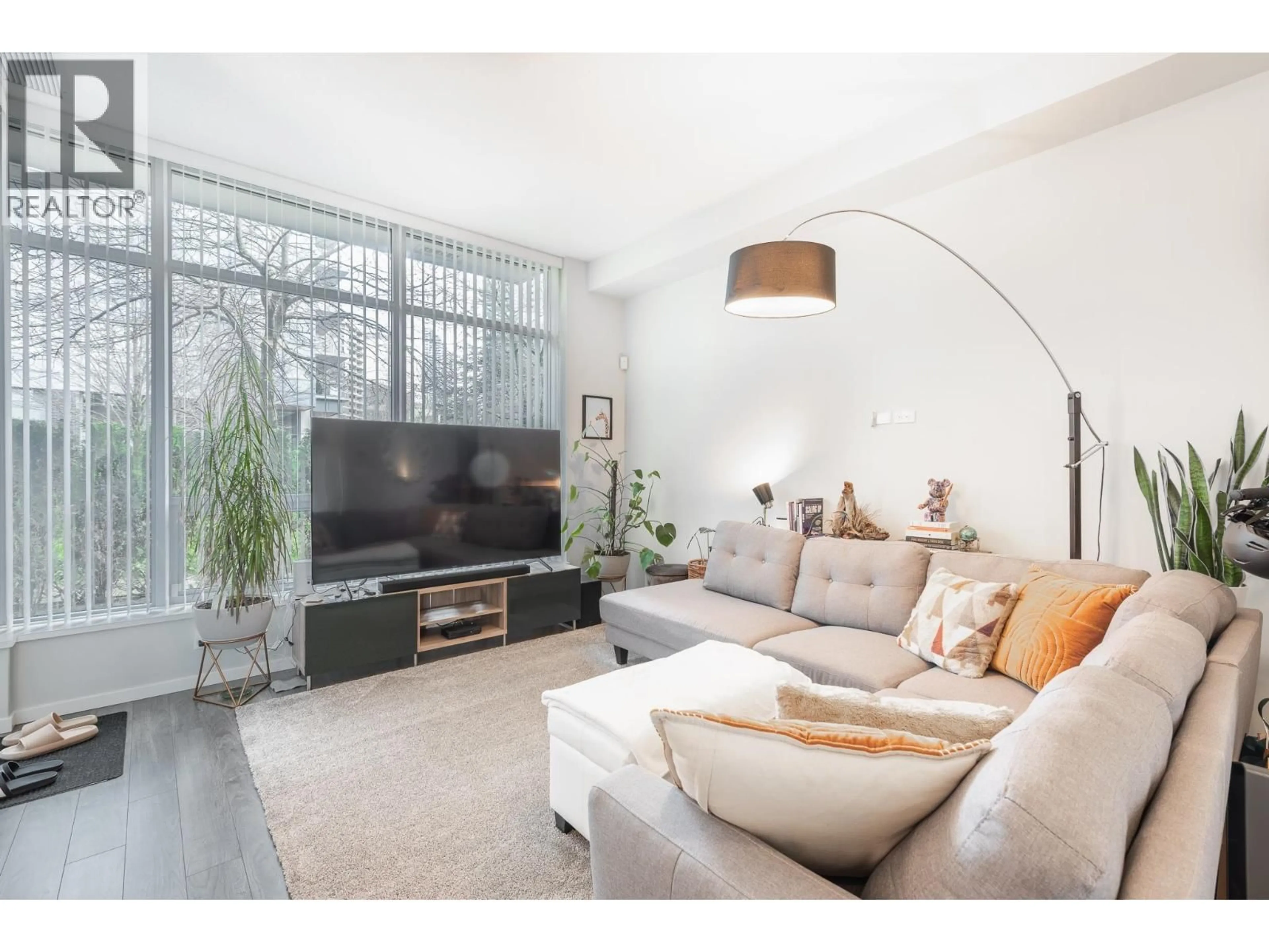 Living room with furniture, unknown for 5822 PATTERSON AVENUE, Burnaby British Columbia V5H0G4