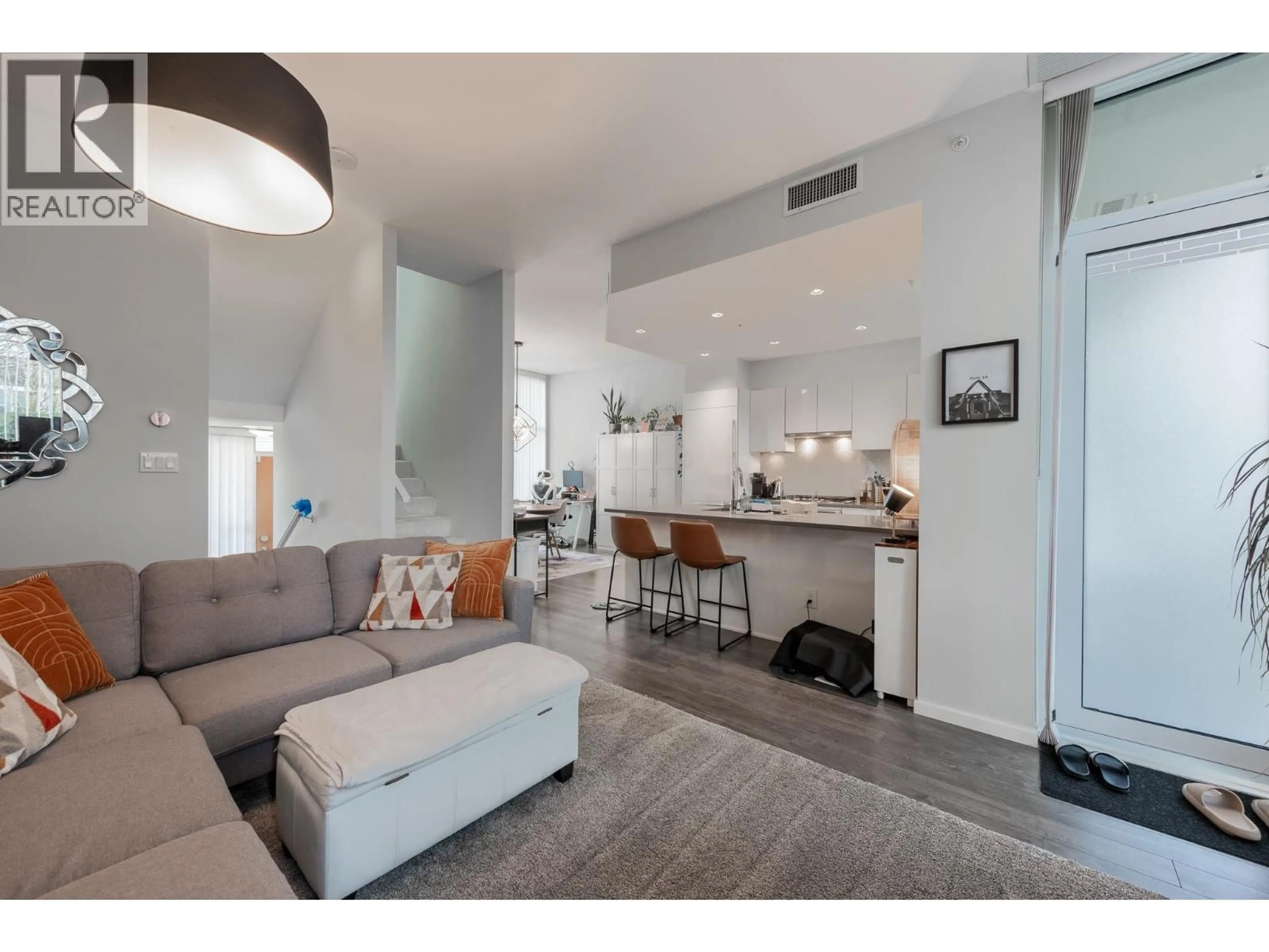 Unknown for 5822 PATTERSON AVENUE, Burnaby British Columbia V5H0G4