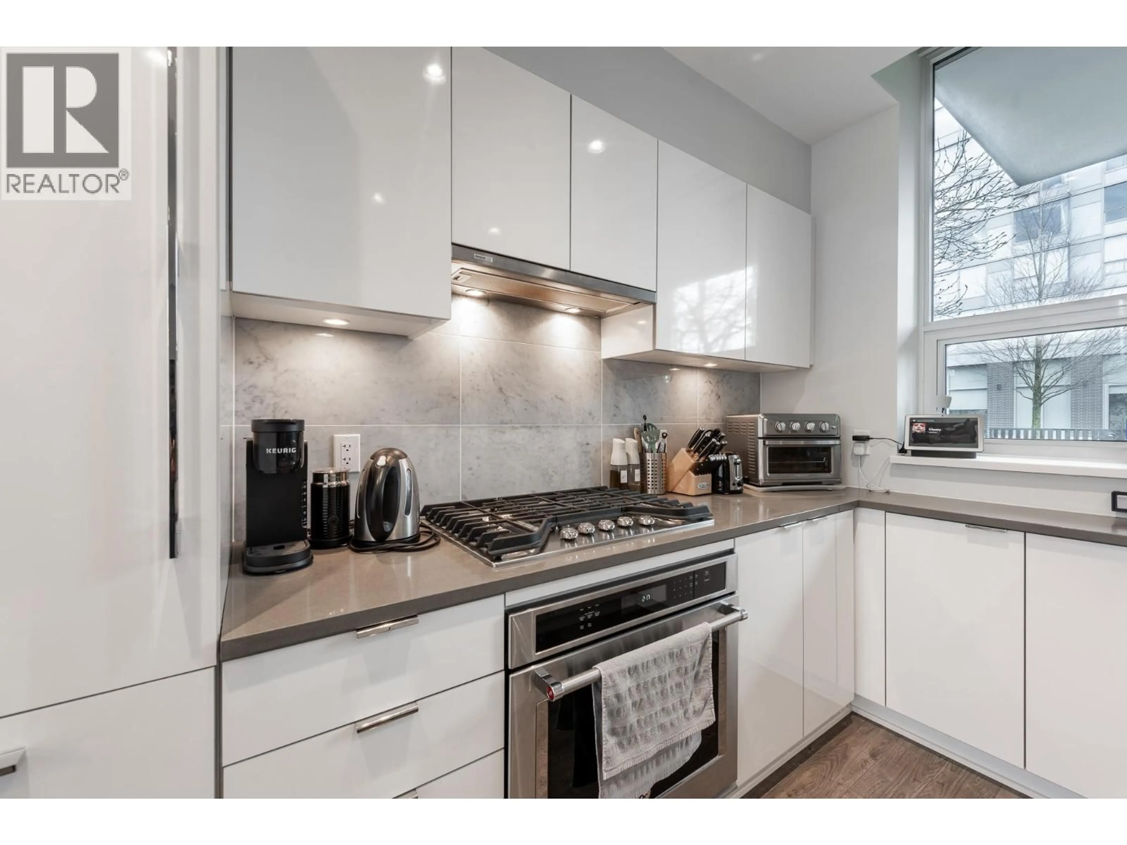 Contemporary kitchen, unknown for 5822 PATTERSON AVENUE, Burnaby British Columbia V5H0G4