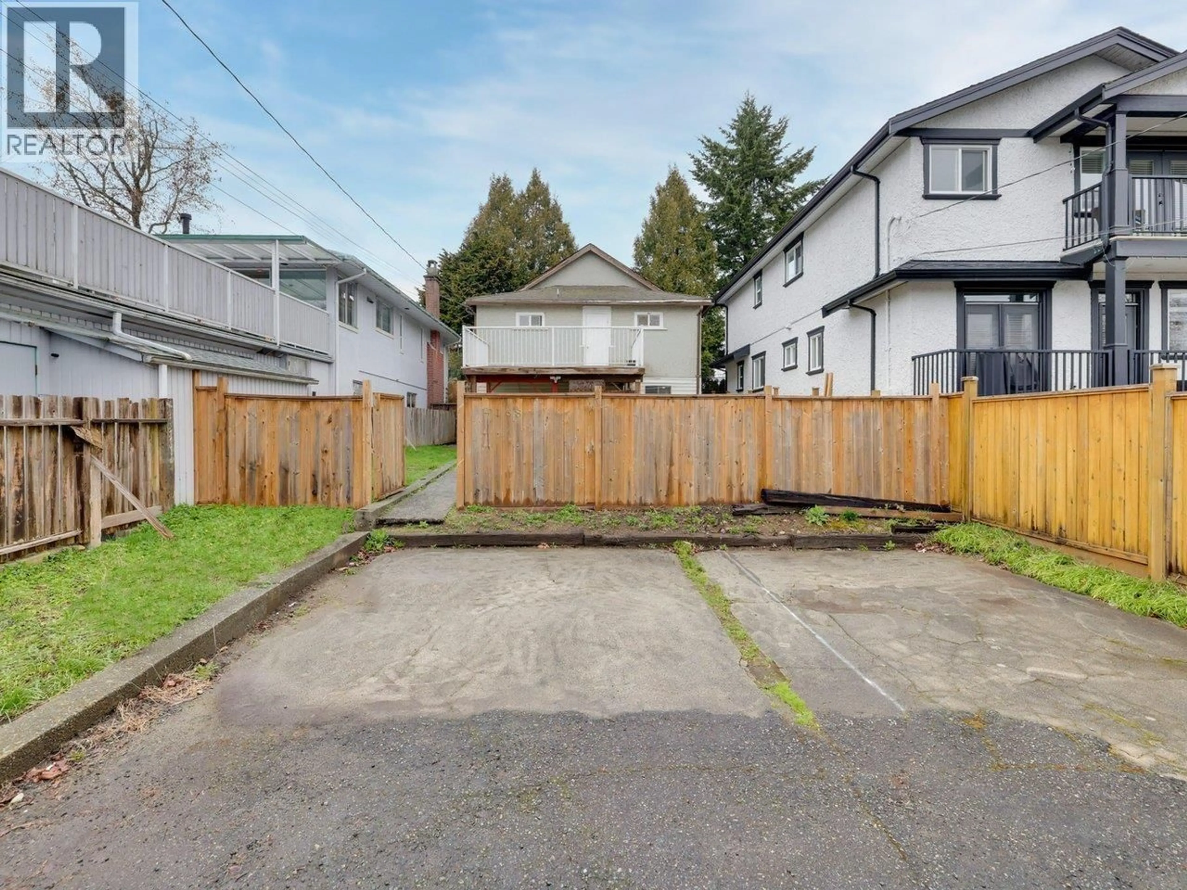 A pic from outside/outdoor area/front of a property/back of a property/a pic from drone, street for 4168 PARKER STREET, Burnaby British Columbia V5C3C1