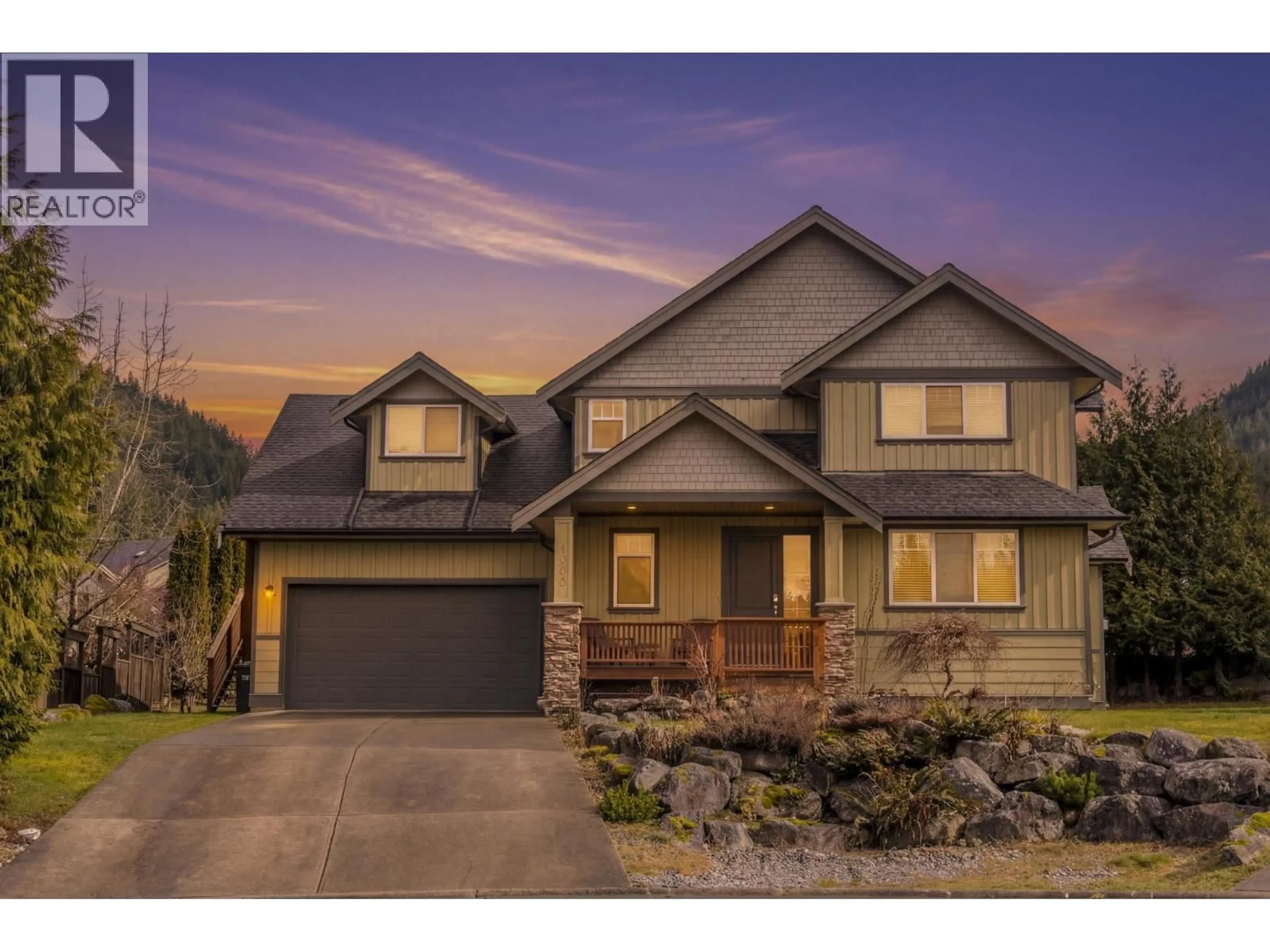 Home with vinyl exterior material, street for 1003 ASH PLACE, Squamish British Columbia V8B0W2