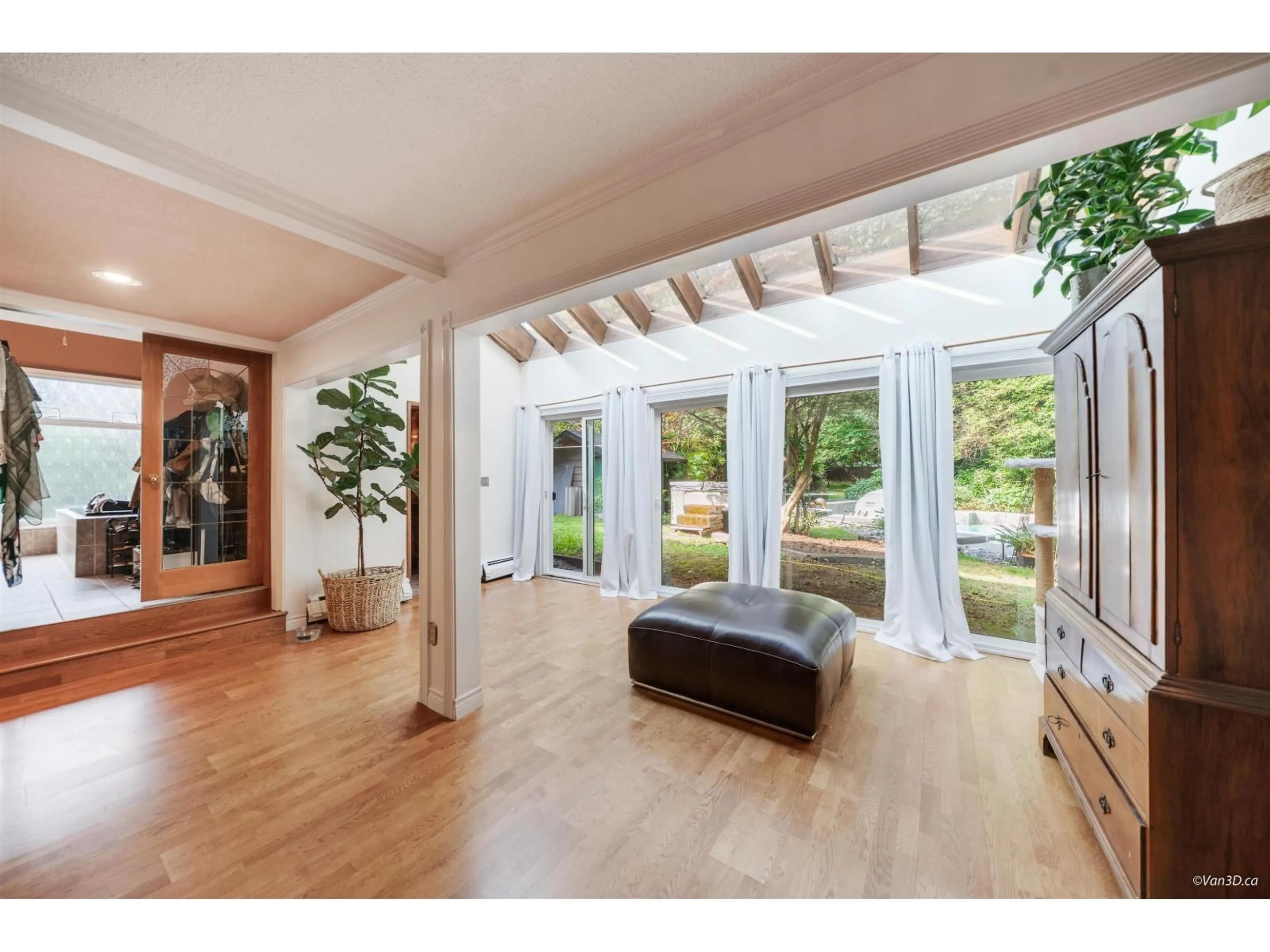 Indoor entryway for 3467 141 STREET, Surrey British Columbia V4P1L7