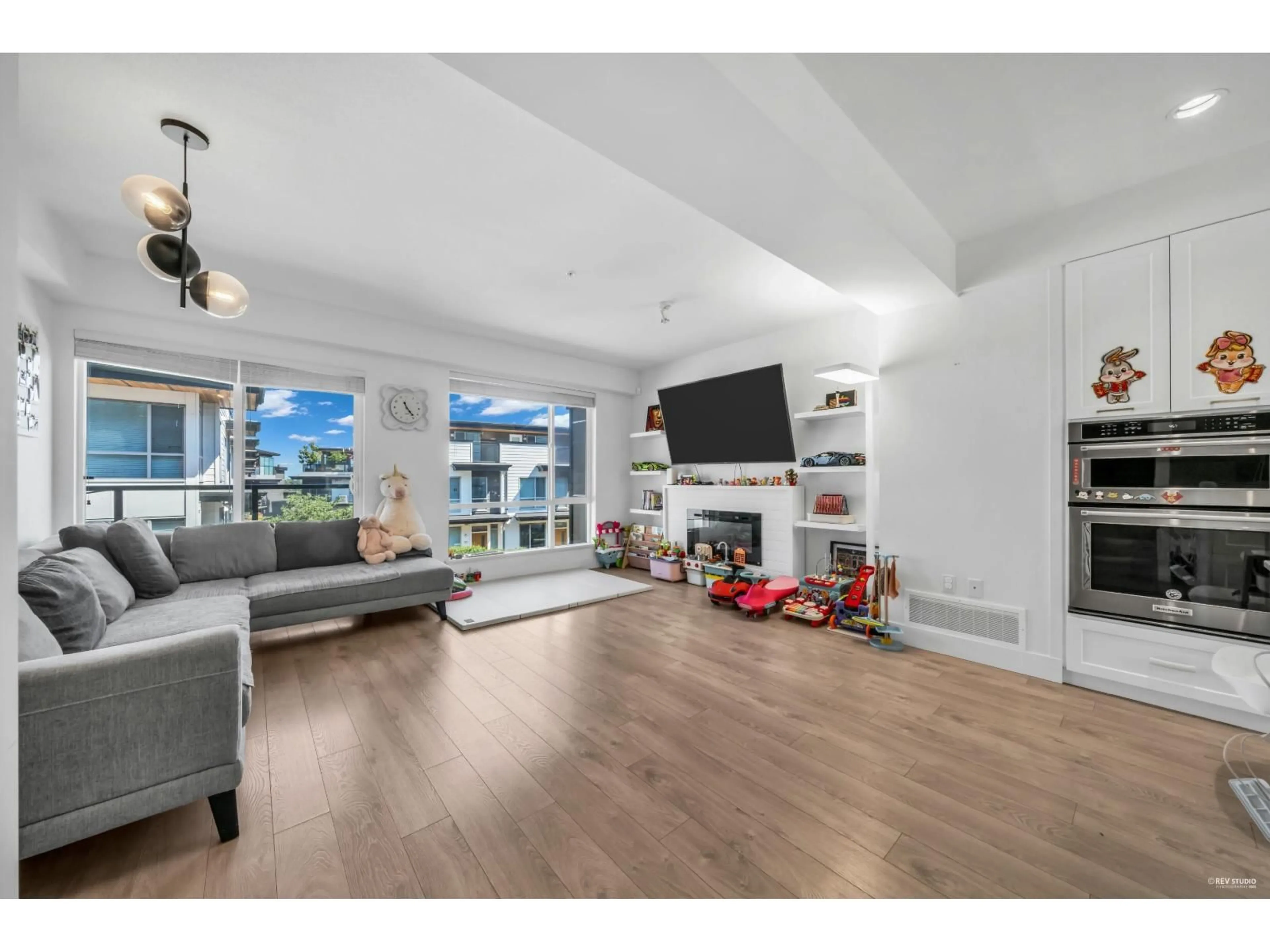 Living room with furniture, wood/laminate floor for 14 - 2825 159 STREET, Surrey British Columbia V3Z0T9