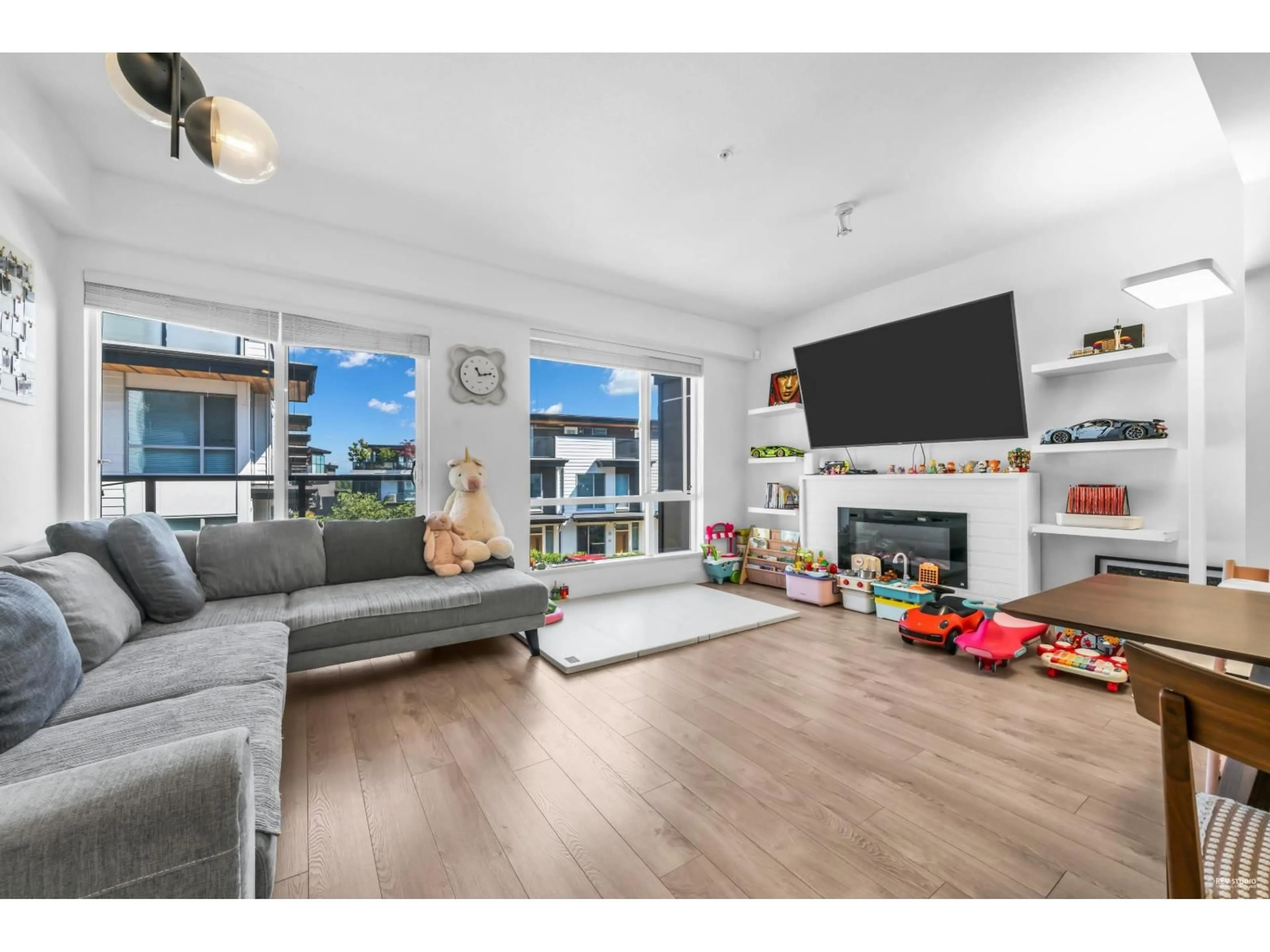 Living room with furniture, wood/laminate floor for 14 - 2825 159 STREET, Surrey British Columbia V3Z0T9