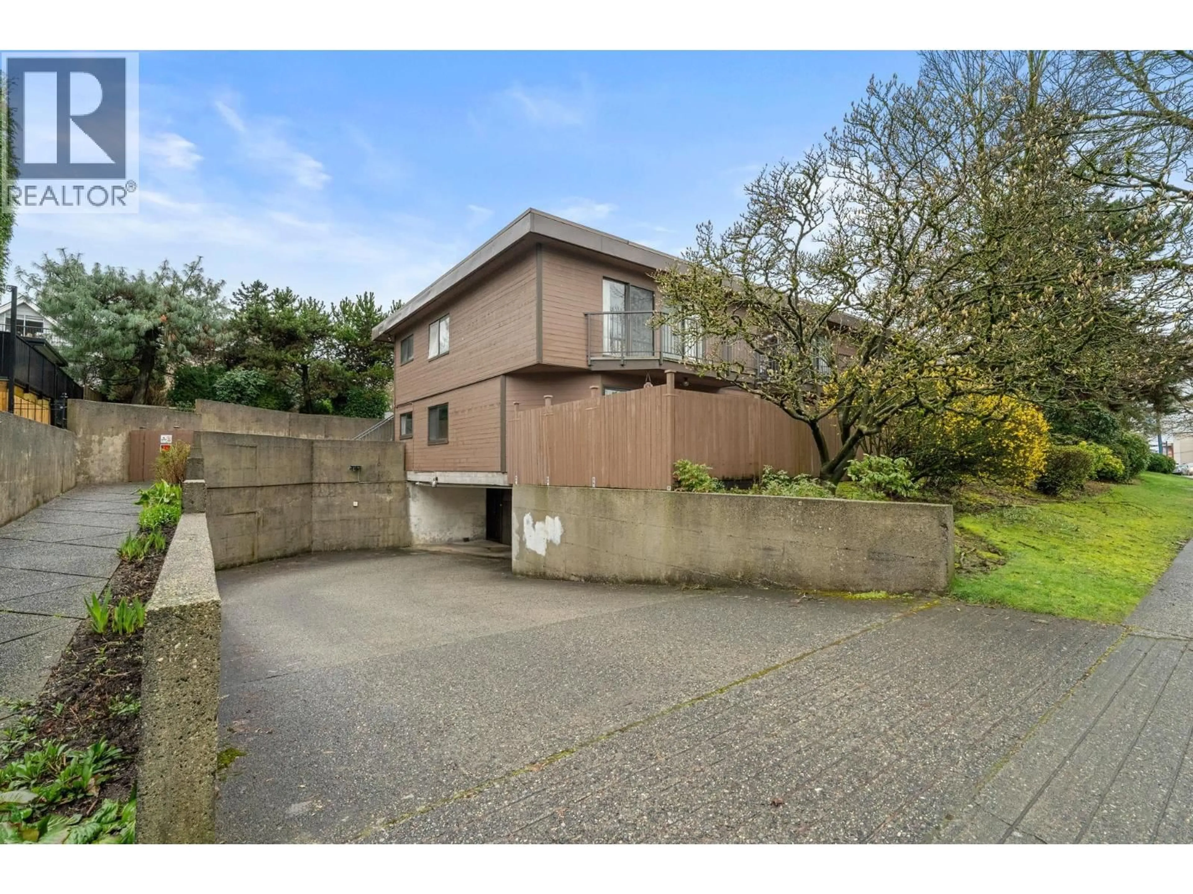 A pic from outside/outdoor area/front of a property/back of a property/a pic from drone, street for 204 - 3136 KINGSWAY, Vancouver British Columbia V5R5K1