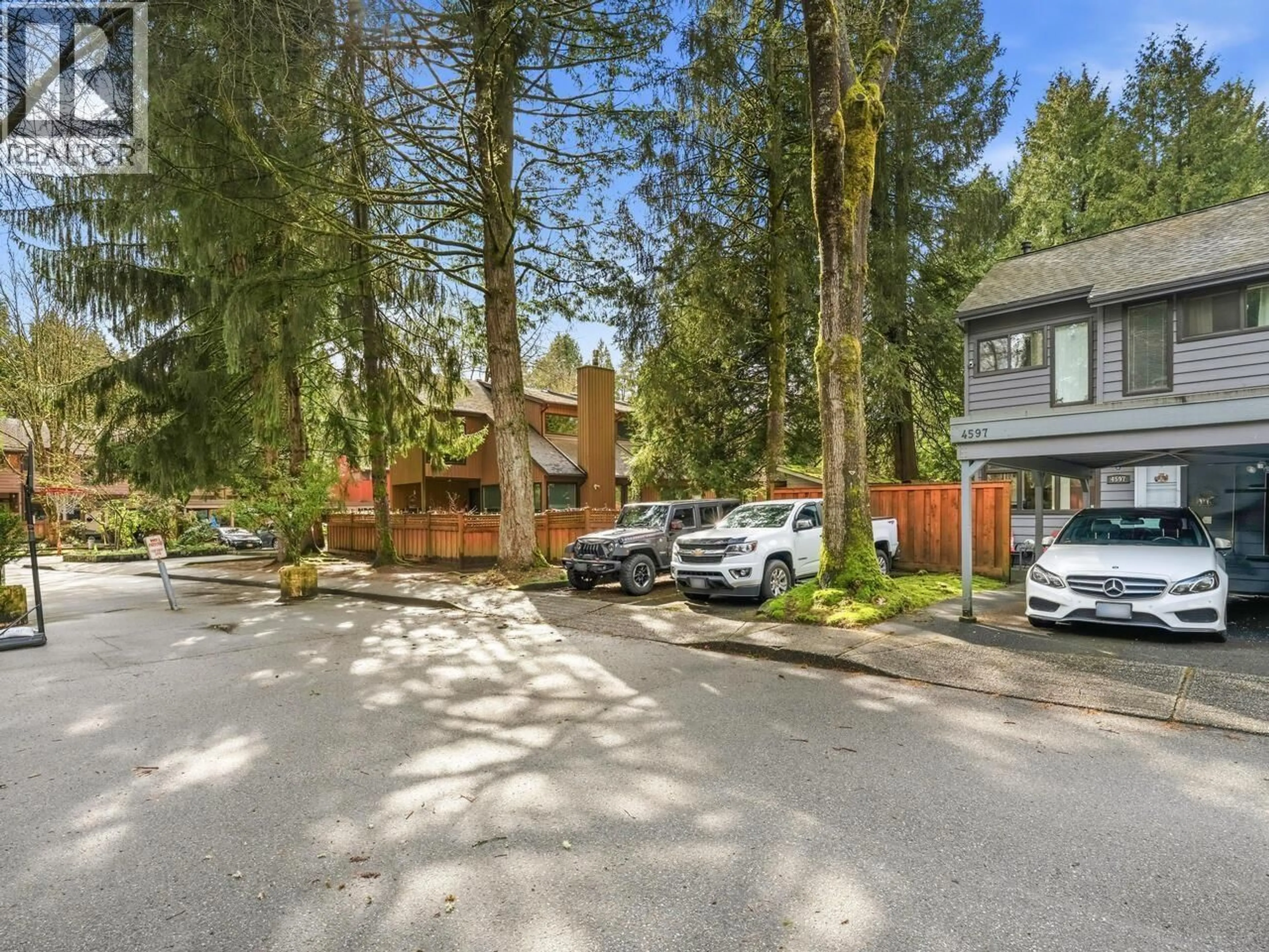 A pic from outside/outdoor area/front of a property/back of a property/a pic from drone, street for 4597 ELMGROVE DRIVE, Burnaby British Columbia V5G3Y9