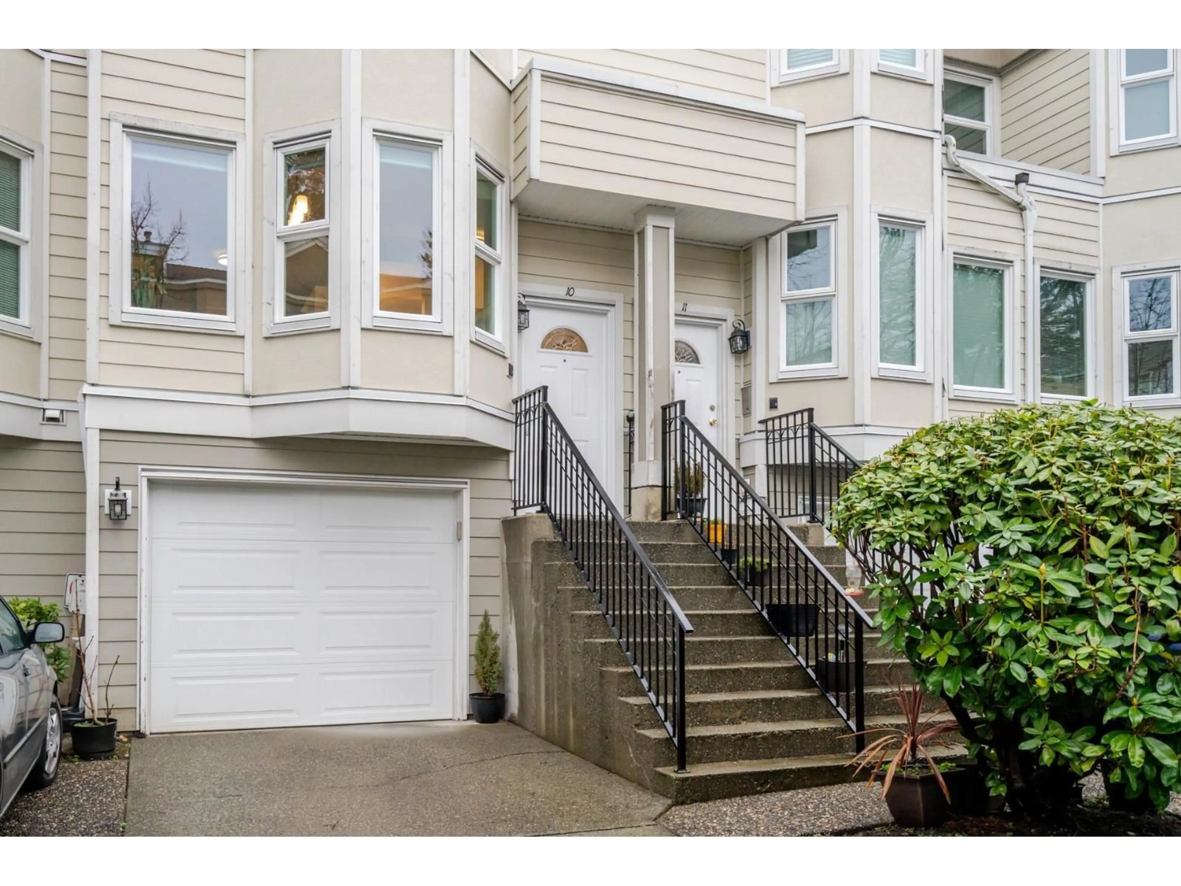 Indoor entryway for 10 - 10340 156 STREET, Surrey British Columbia V3R4L8