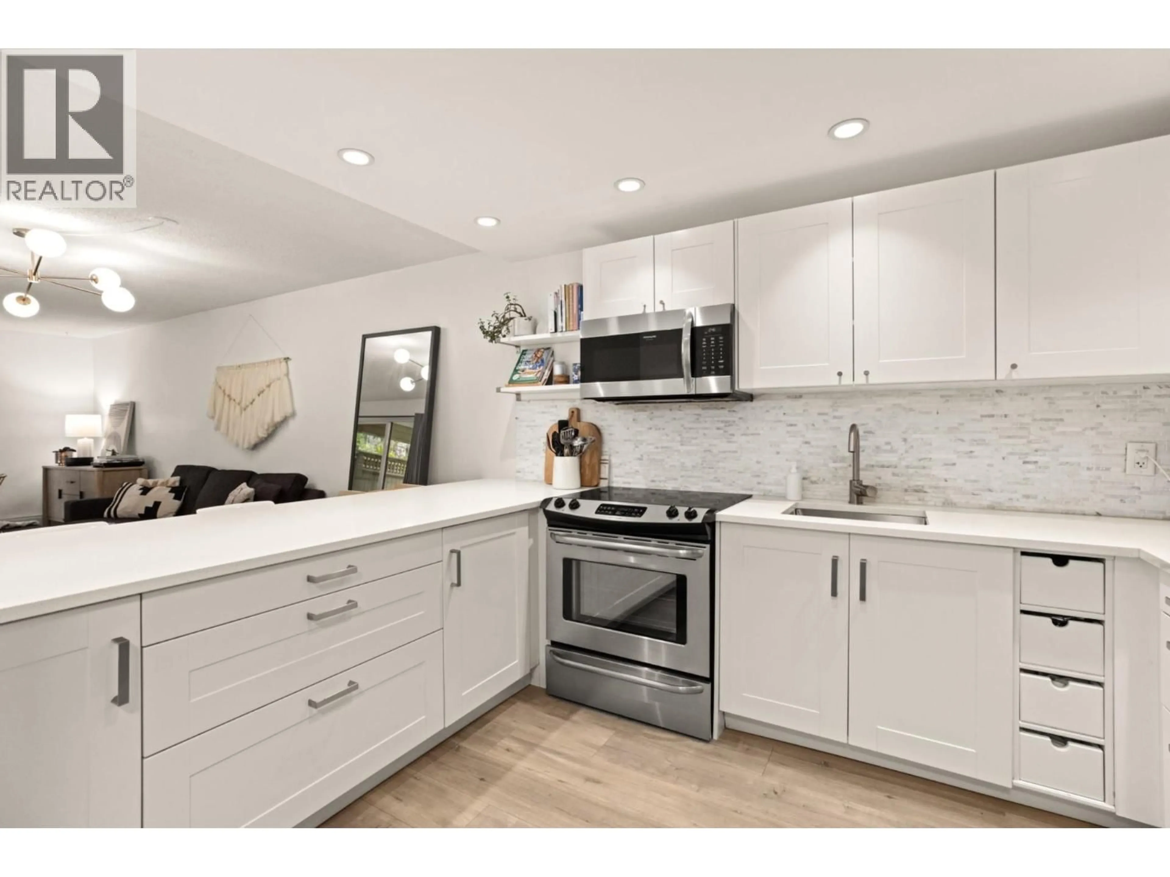 Open concept kitchen, ceramic/tile floor for 101 - 621 6 AVENUE, Vancouver British Columbia V5T4H3