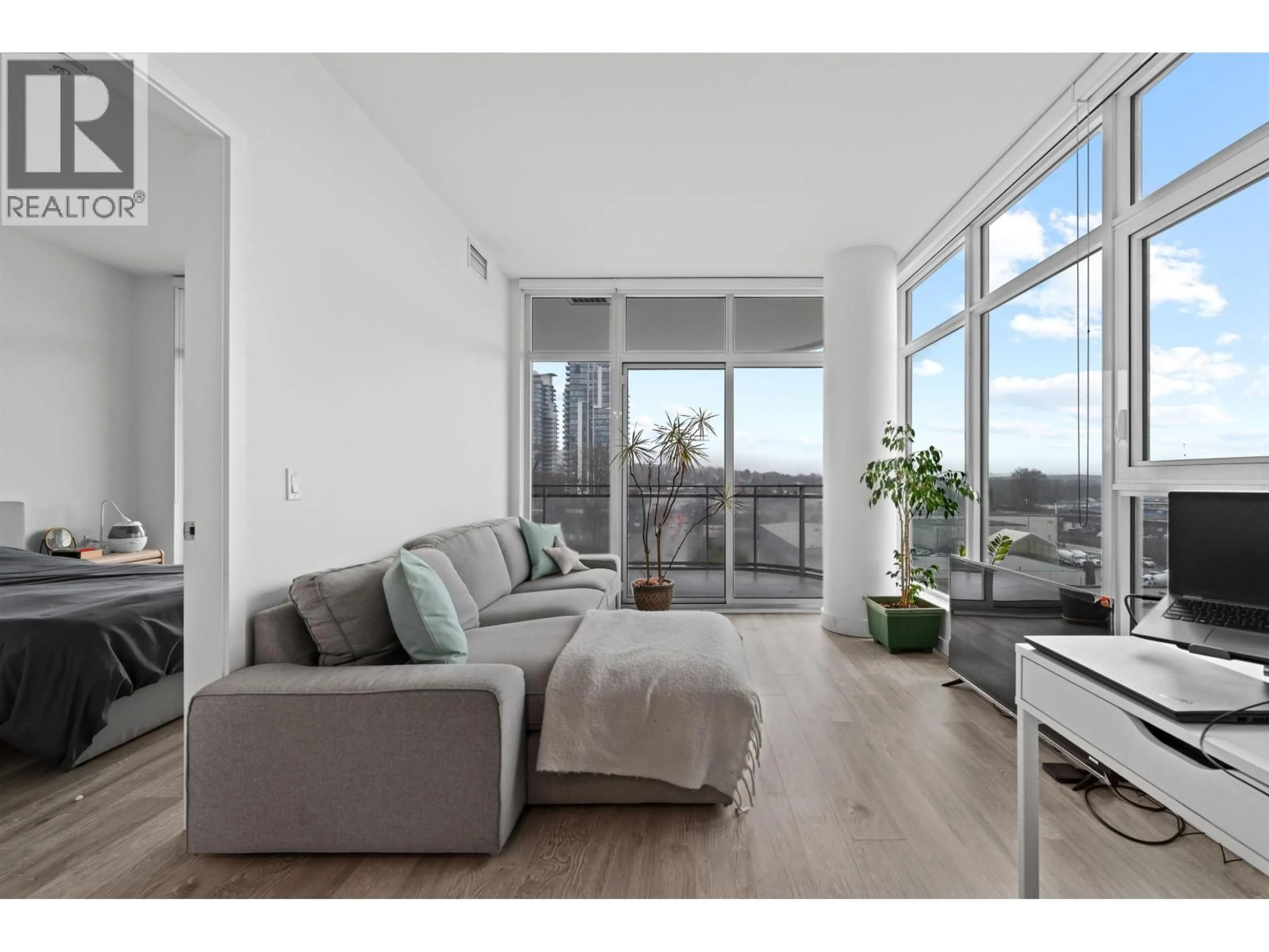 Living room with furniture, unknown for 703 - 5333 GORING STREET, Burnaby British Columbia V5B3A2