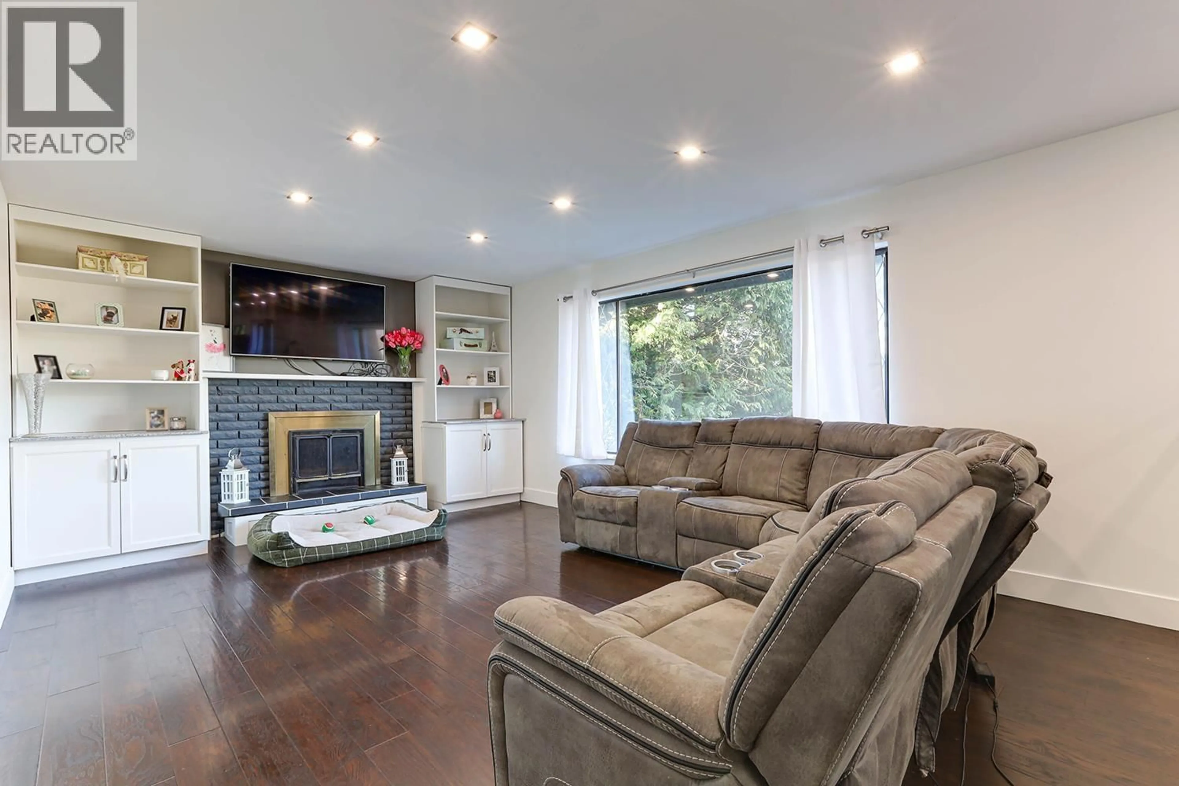 Living room with furniture, wood/laminate floor for 22764 124 AVENUE, Maple Ridge British Columbia V2X4K1