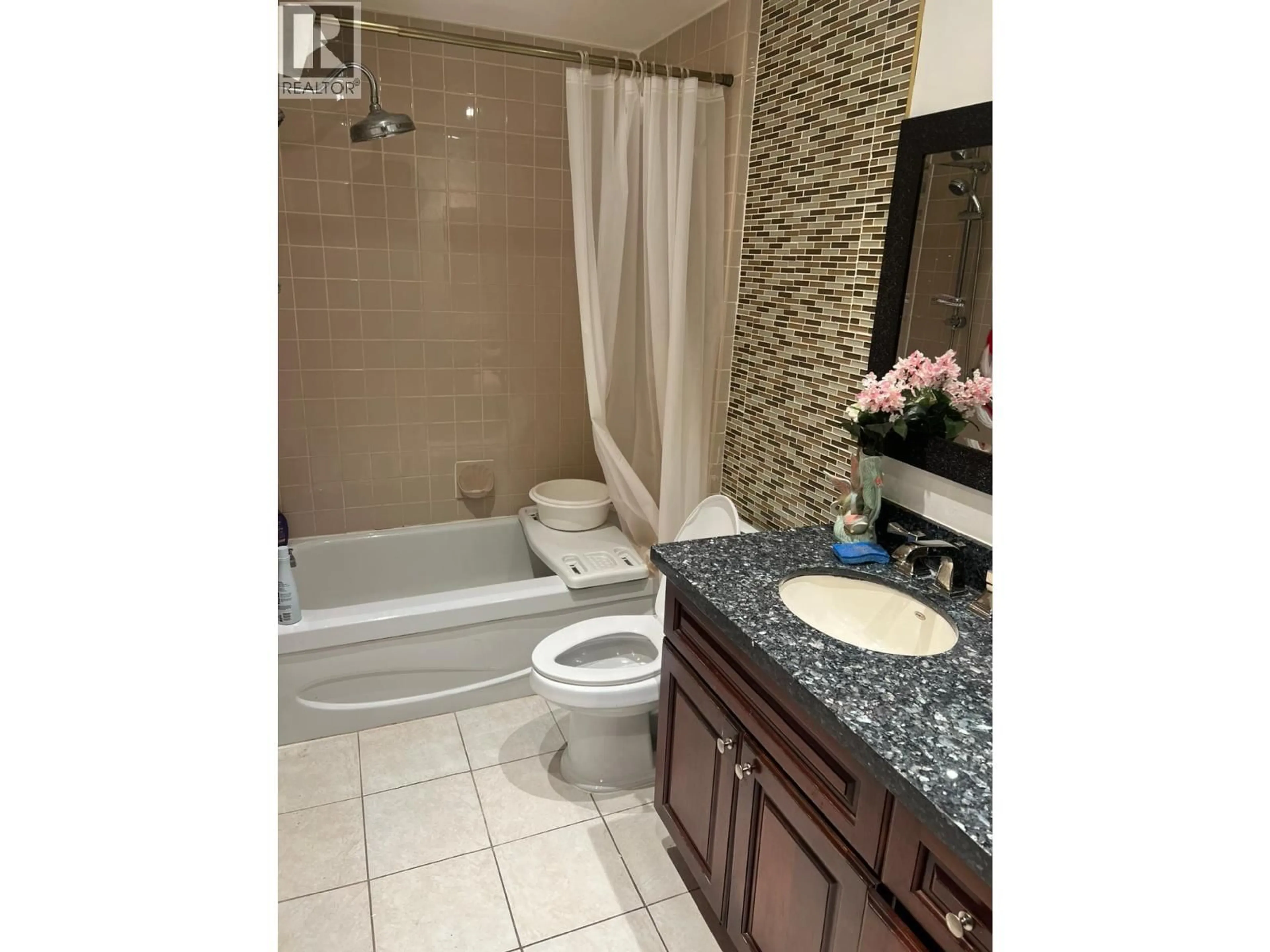 Standard bathroom, ceramic/tile floor for 408 - 1040 BROADWAY, Vancouver British Columbia V5T4N7