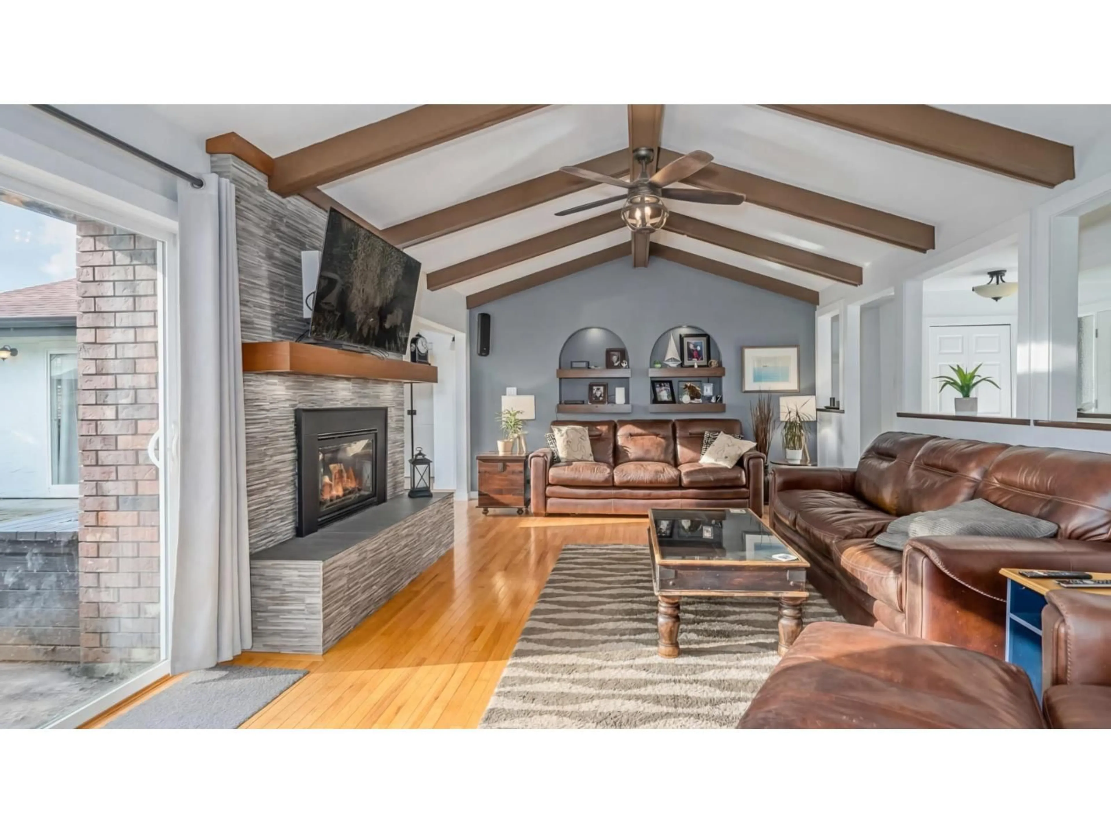 Living room with furniture, wood/laminate floor for 34629 ASCOTT AVENUE, Abbotsford British Columbia V2S5A3