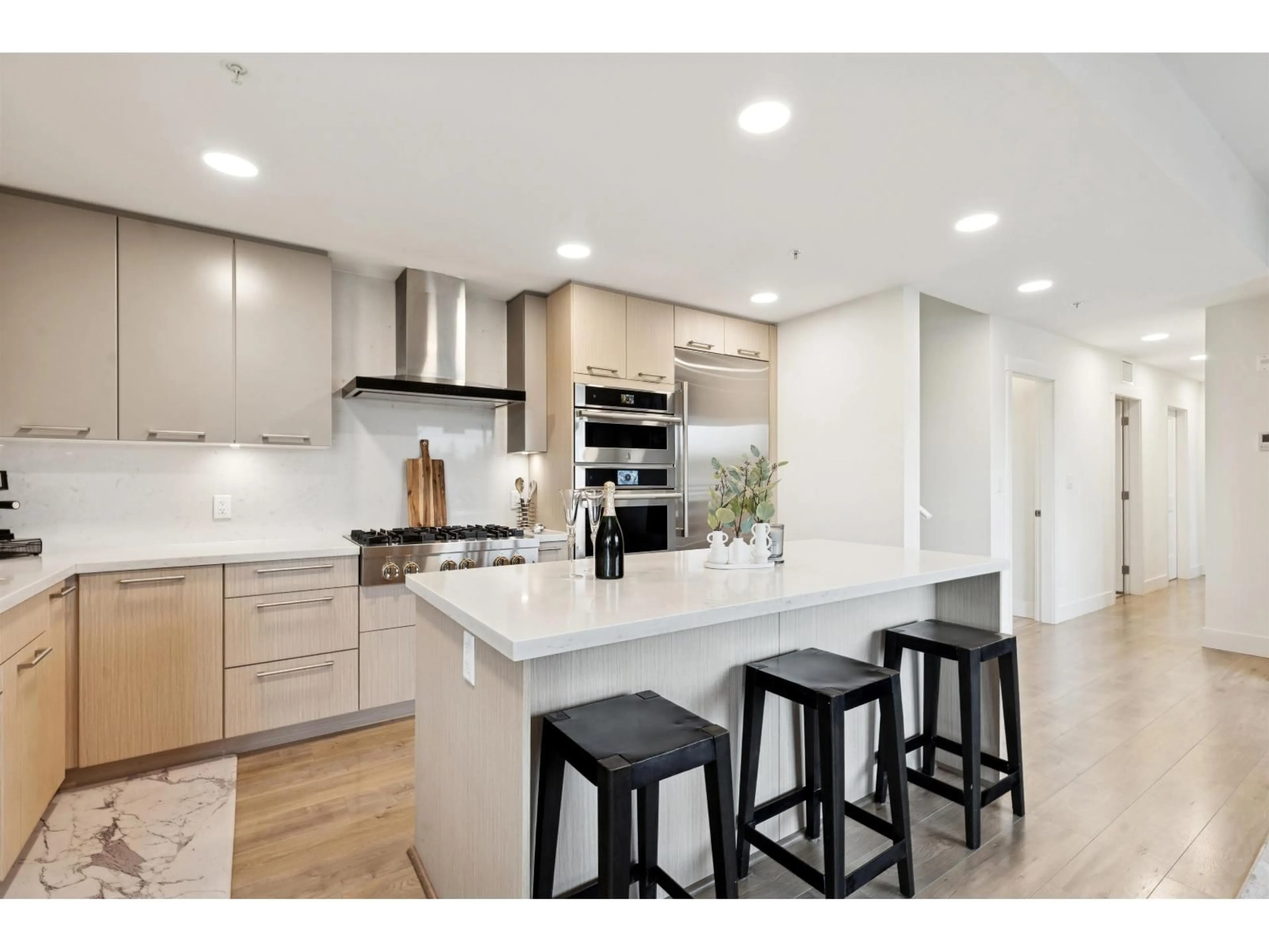 Open concept kitchen, unknown for 501 - 14022 NORTH BLUFF ROAD, White Rock British Columbia V4B3C3