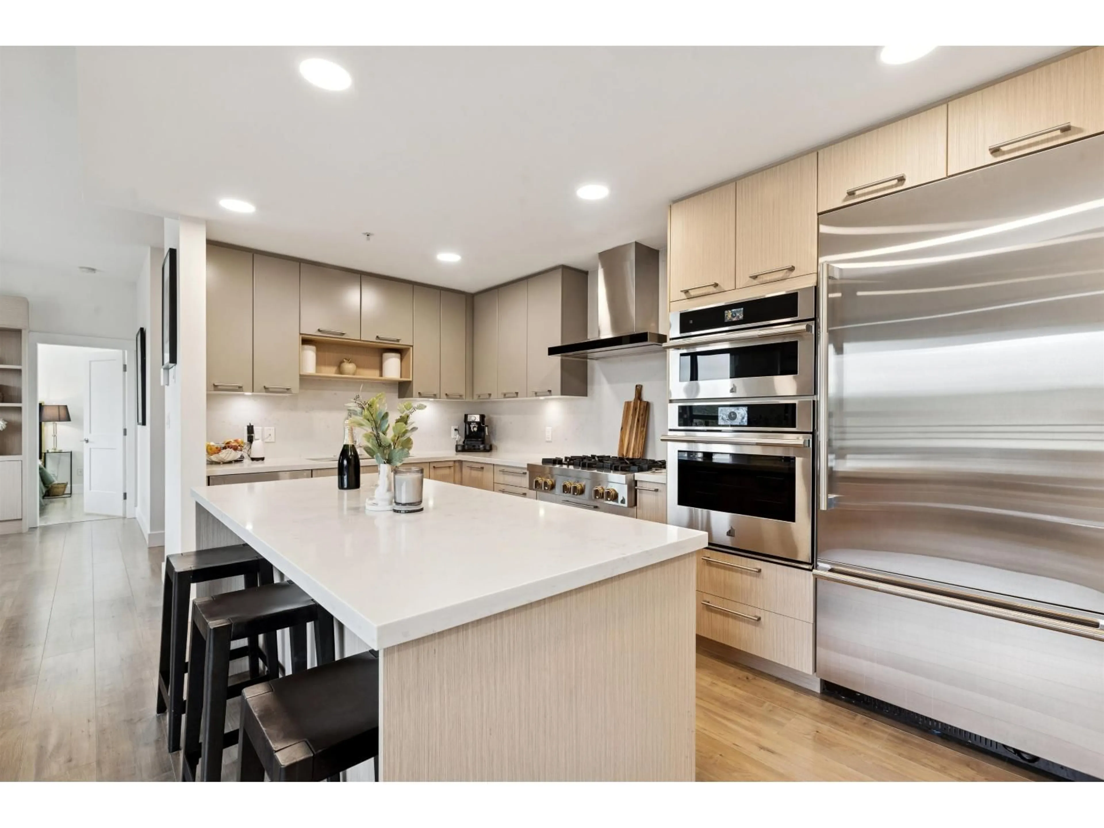 Contemporary kitchen, unknown for 501 - 14022 NORTH BLUFF ROAD, White Rock British Columbia V4B3C3