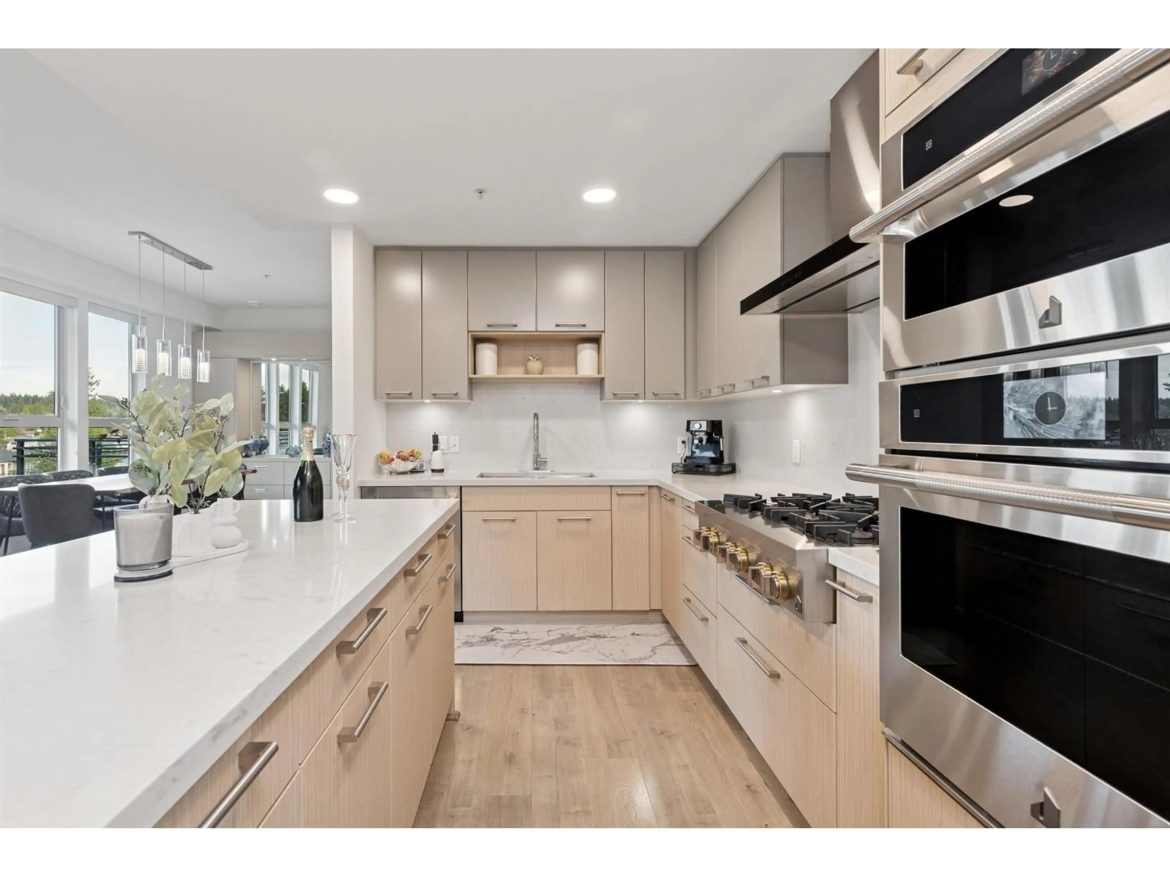 Contemporary kitchen, unknown for 501 - 14022 NORTH BLUFF ROAD, White Rock British Columbia V4B3C3