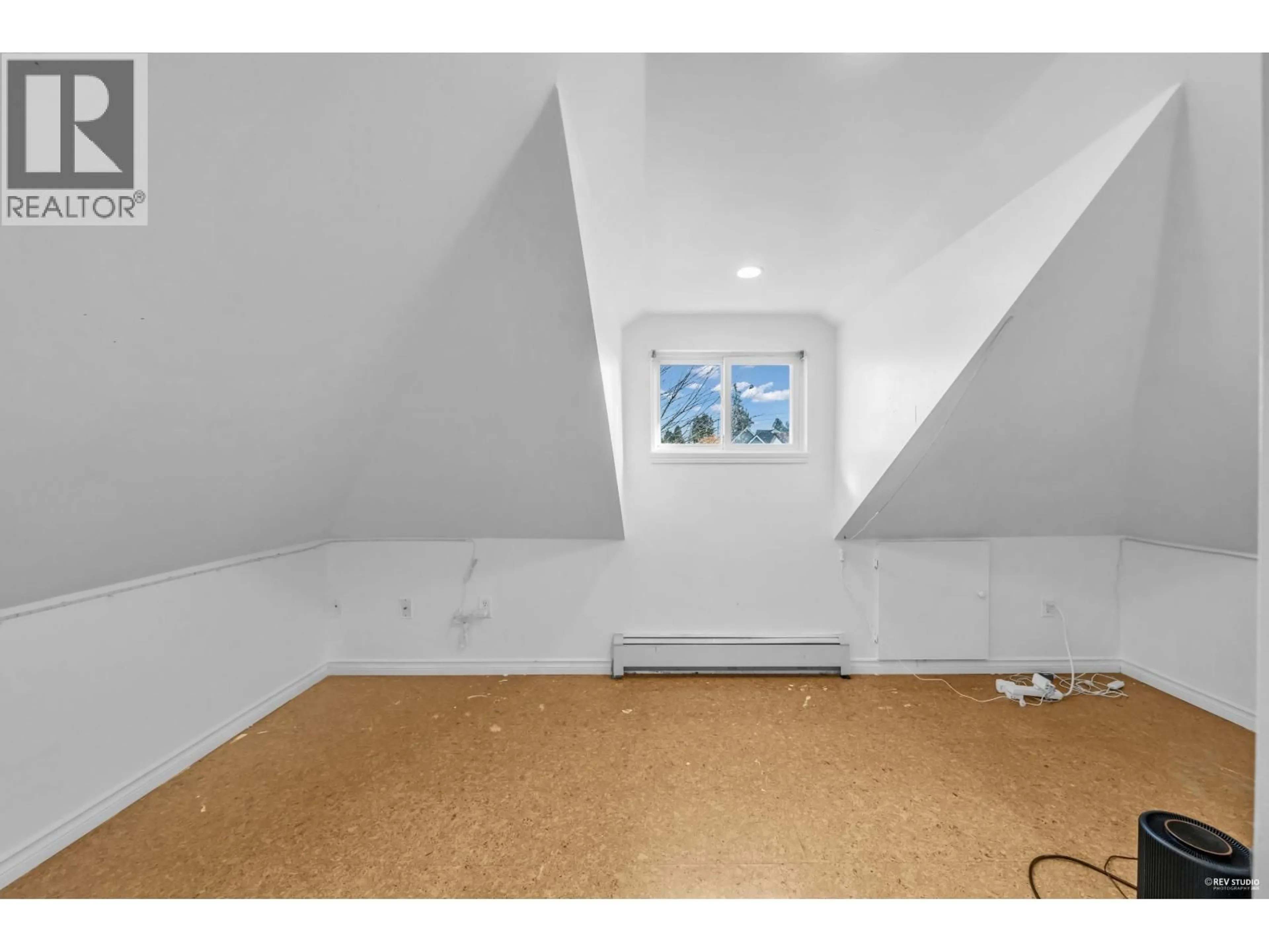 A pic of a room for 237 SANDRINGHAM AVENUE, New Westminster British Columbia V3L1Z4