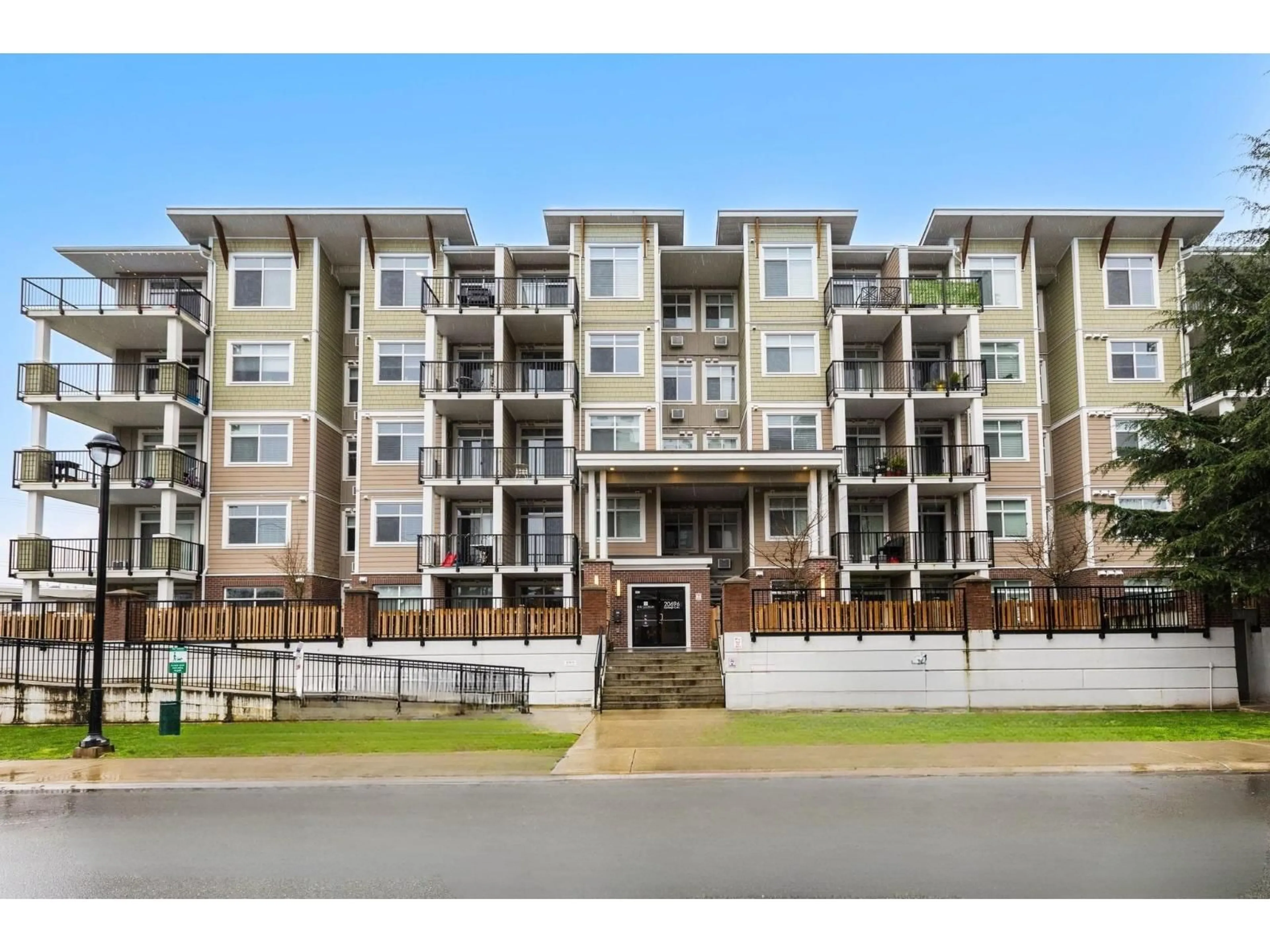 A pic from outside/outdoor area/front of a property/back of a property/a pic from drone, unknown for 313 - 20696 EASTLEIGH CRESCENT, Langley British Columbia V3A0M3