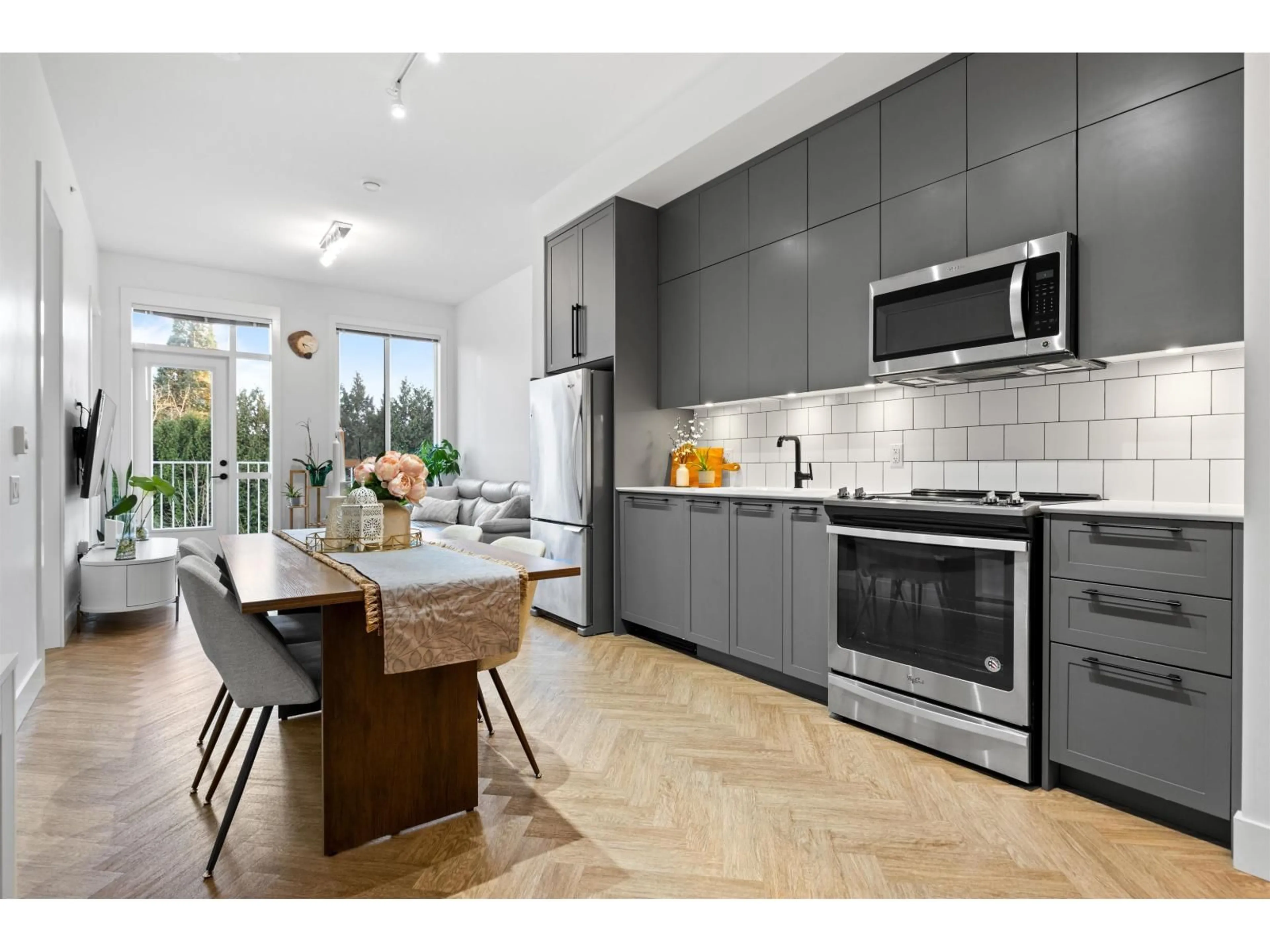 Open concept kitchen, unknown for 425 - 14968 101A AVENUE, Surrey British Columbia V3R0E8