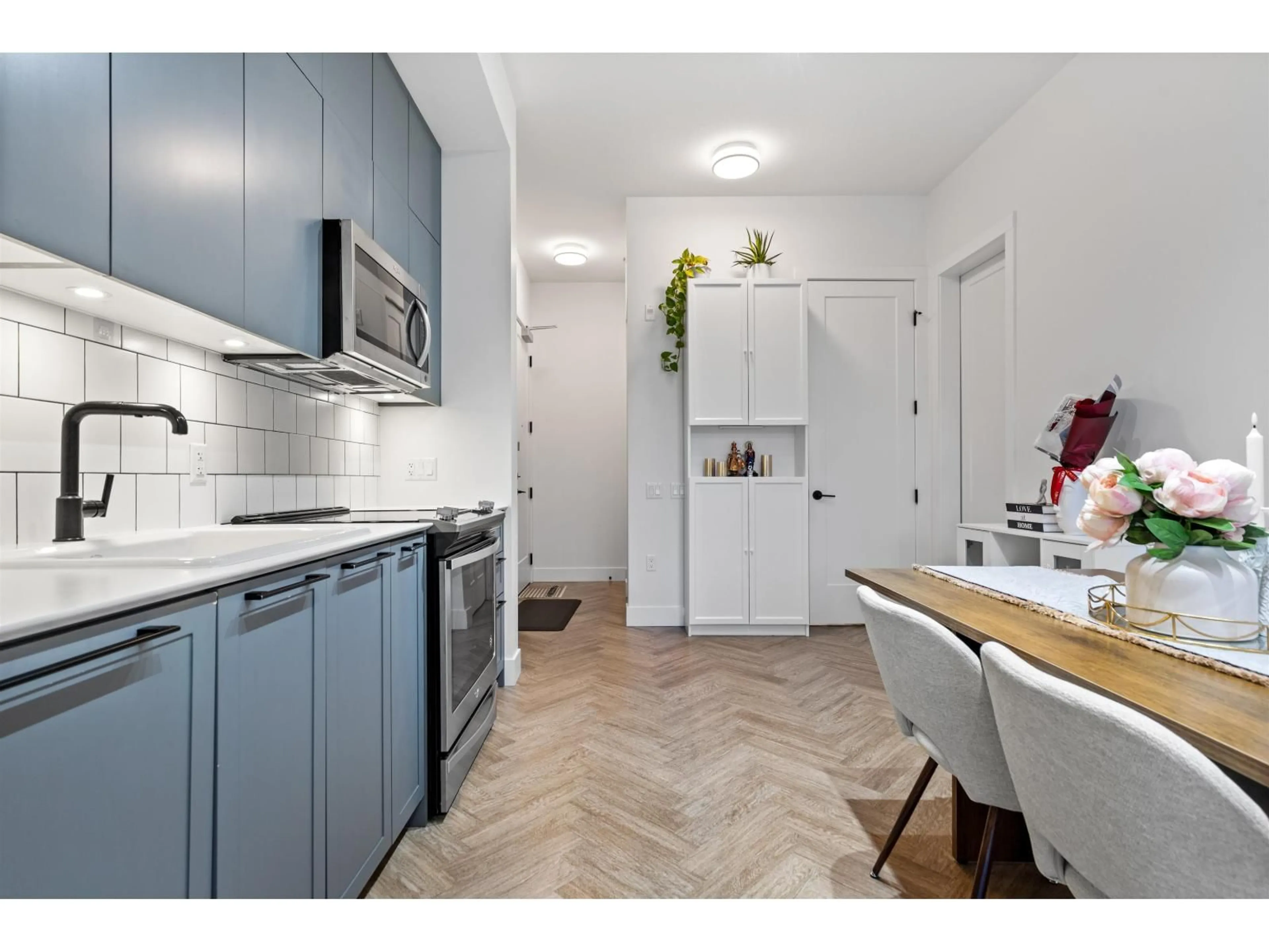 Standard kitchen, ceramic/tile floor for 425 - 14968 101A AVENUE, Surrey British Columbia V3R0E8