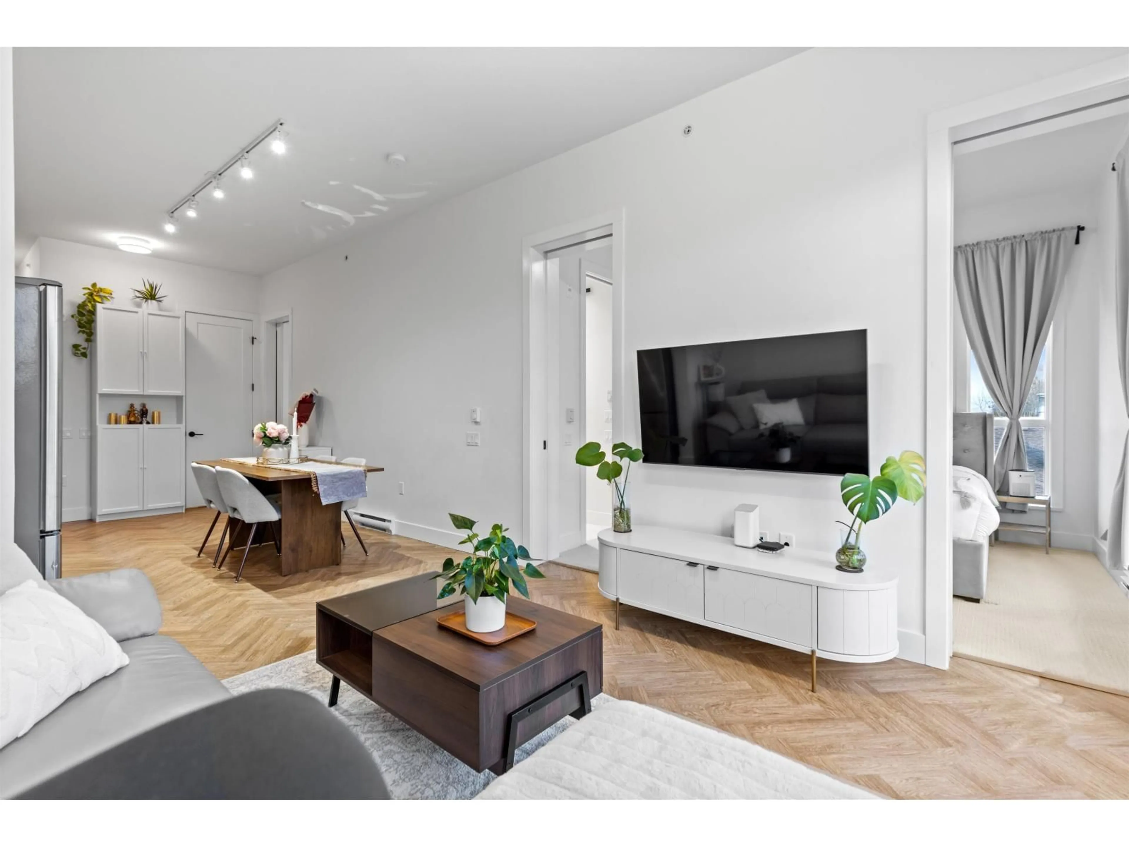 Living room with furniture, wood/laminate floor for 425 - 14968 101A AVENUE, Surrey British Columbia V3R0E8