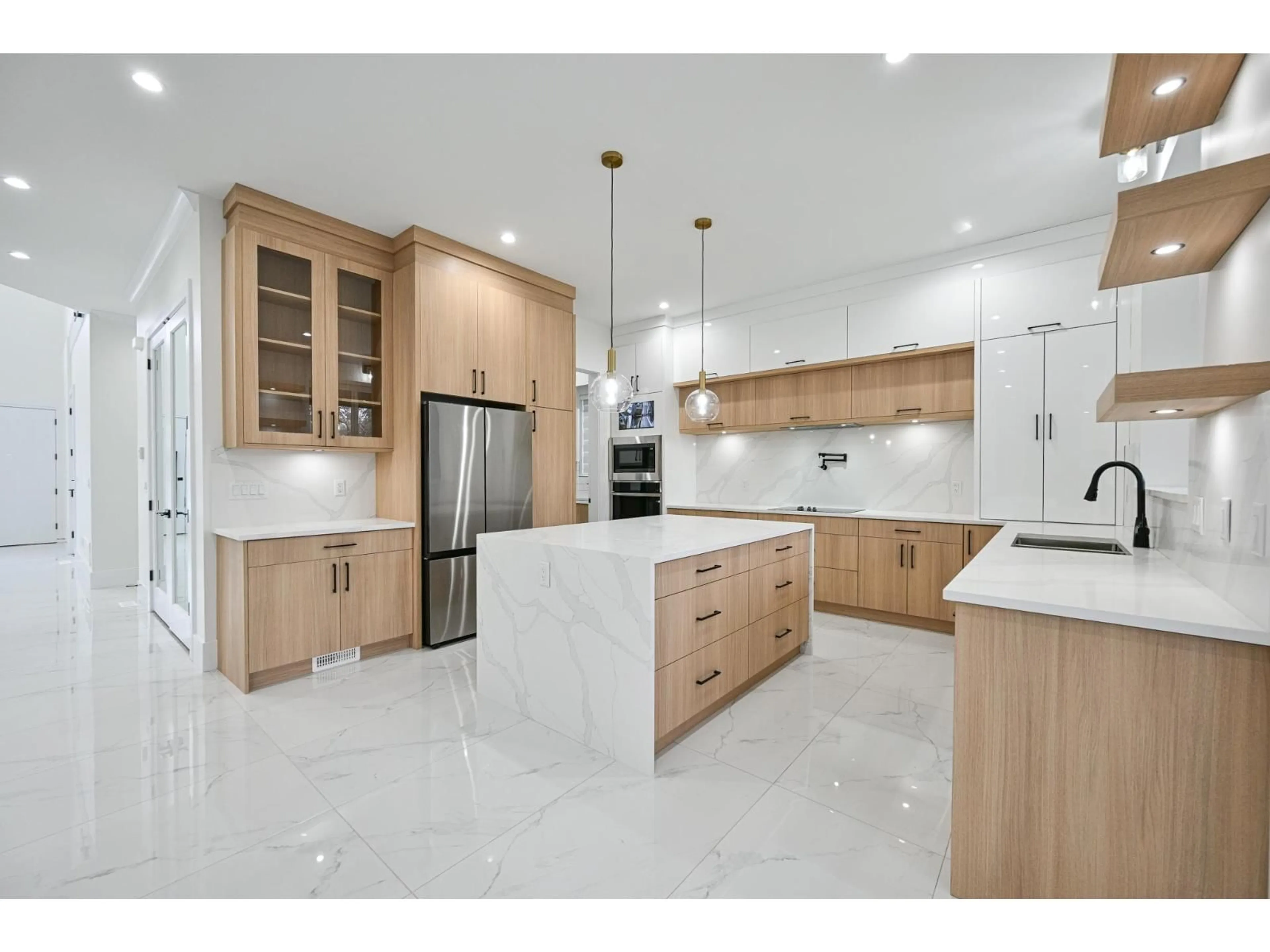 Open concept kitchen, ceramic/tile floor for 2612 TERMINAL COURT, Abbotsford British Columbia V4X0C4