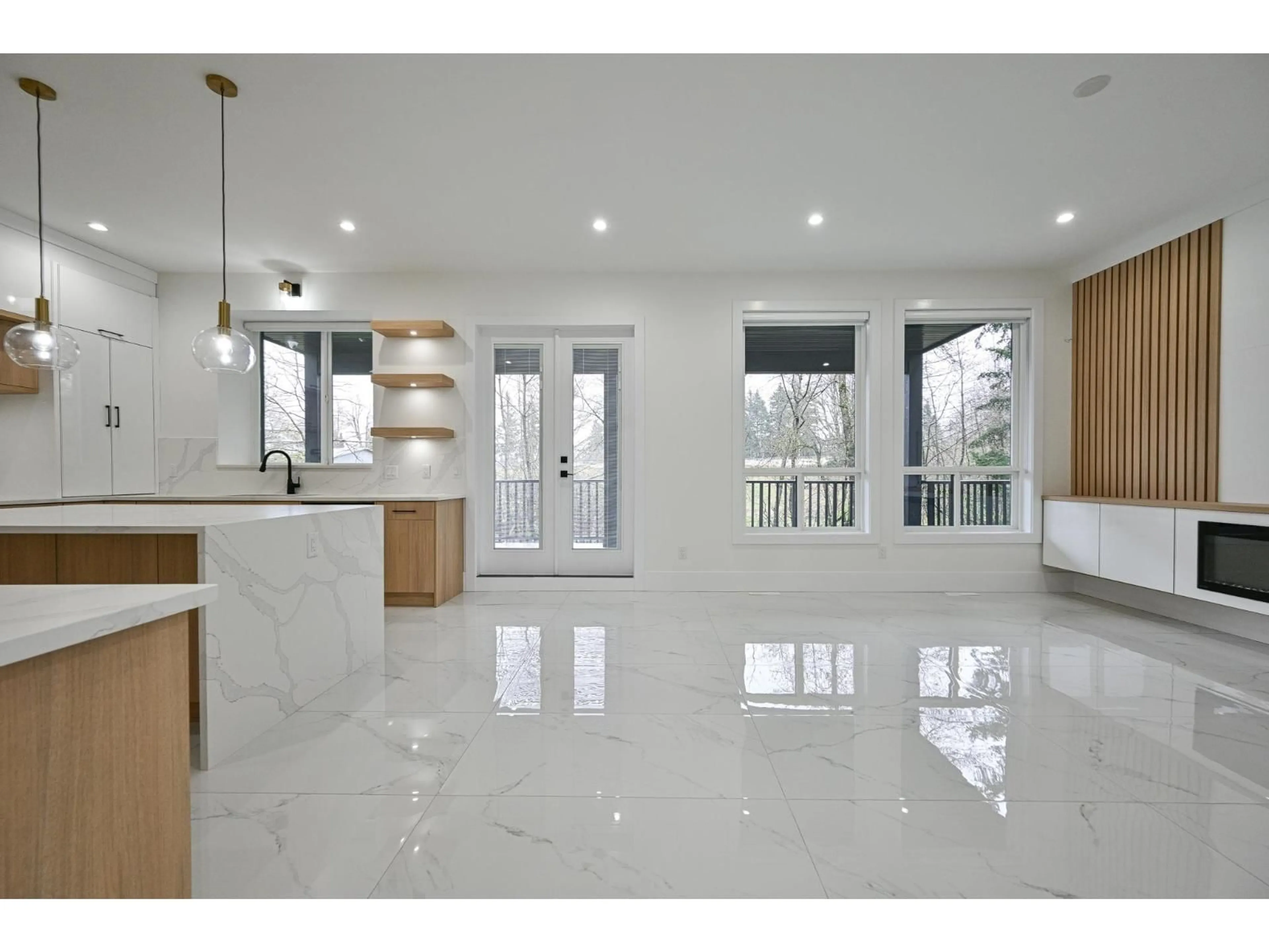 Open concept kitchen, ceramic/tile floor for 2612 TERMINAL COURT, Abbotsford British Columbia V4X0C4