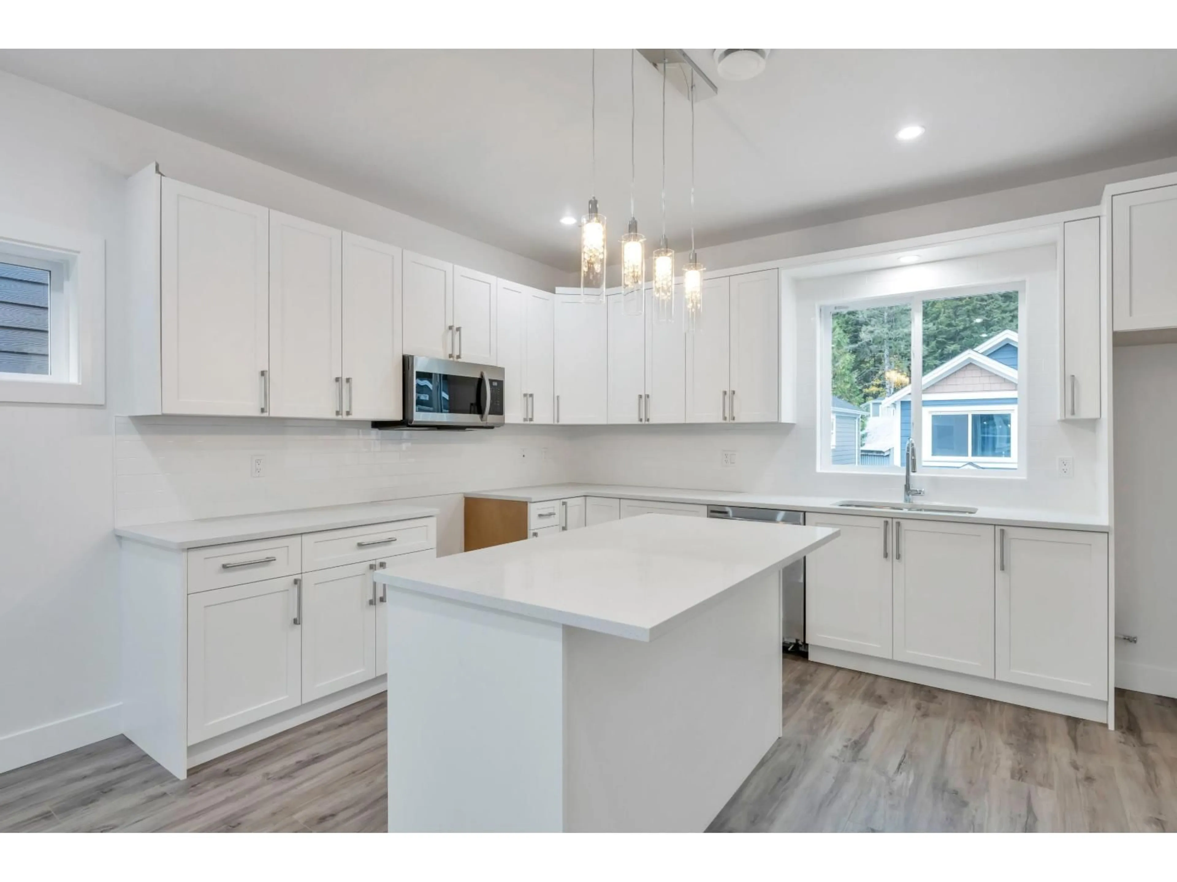 Open concept kitchen, wood/laminate floor for 34 - 750 HOT SPRINGS ROAD, Harrison Hot Springs British Columbia V0M1K0