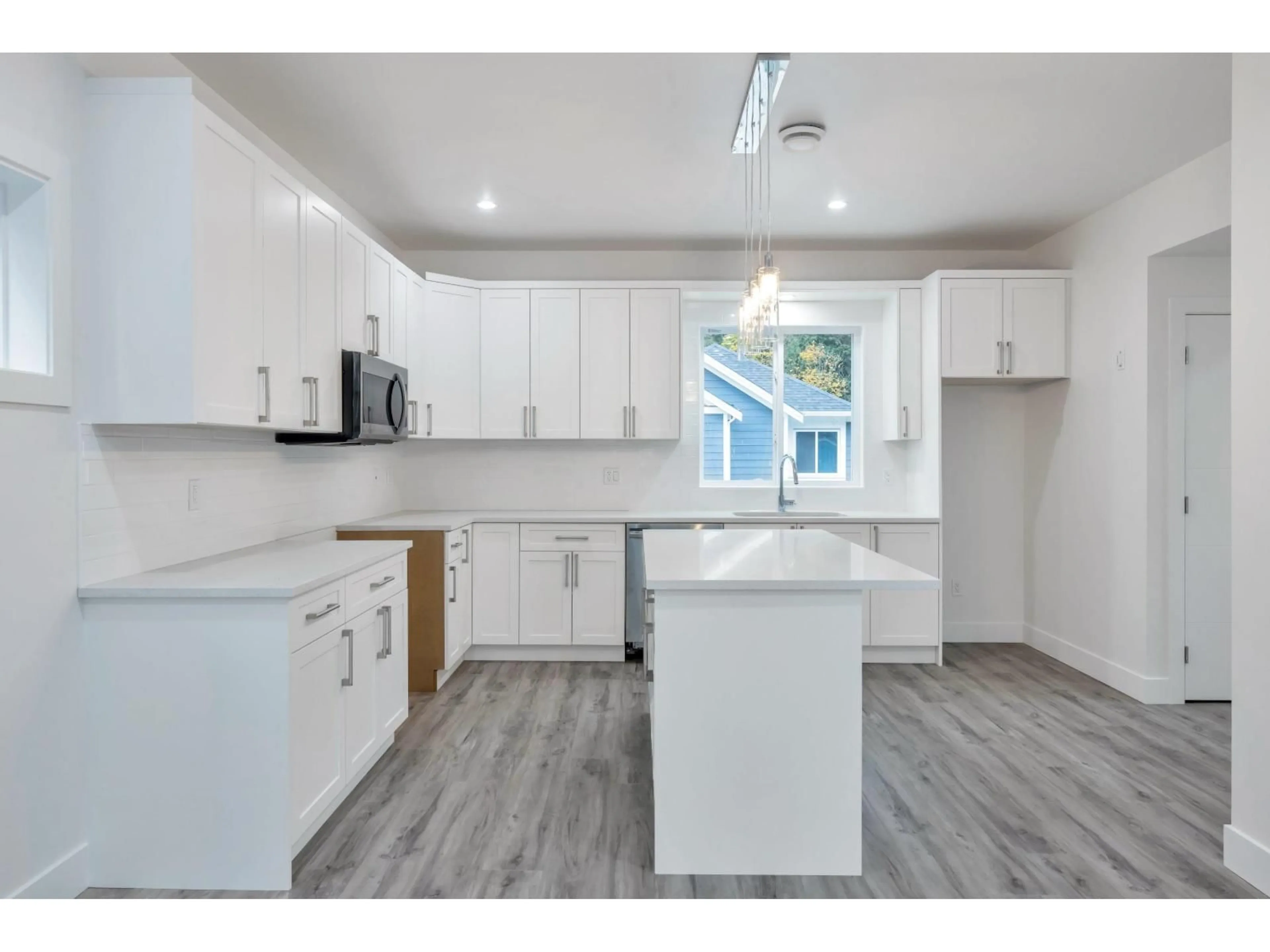 Open concept kitchen, wood/laminate floor for 34 - 750 HOT SPRINGS ROAD, Harrison Hot Springs British Columbia V0M1K0