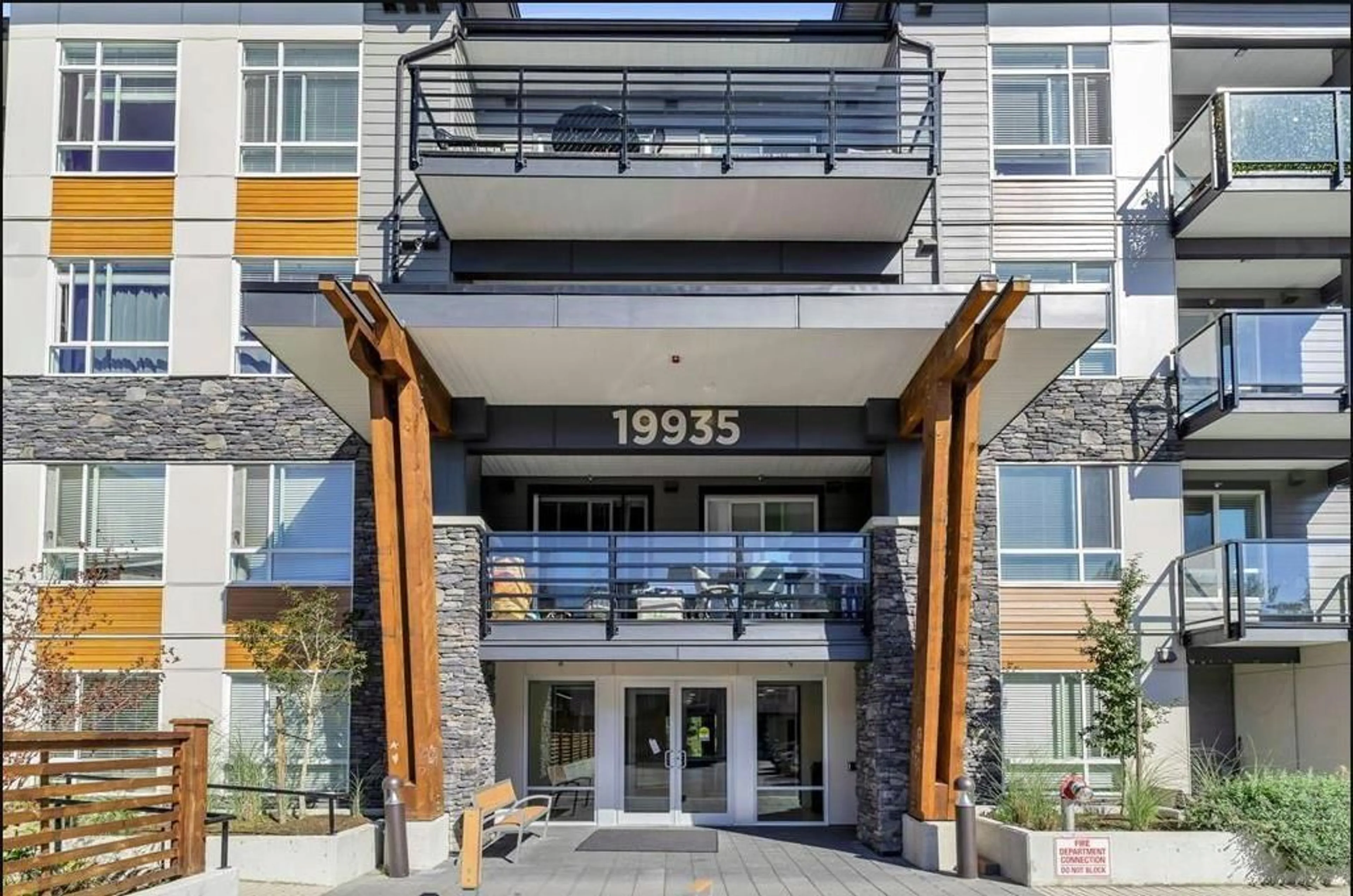 Indoor foyer for 302 - 19935 75A AVENUE, Langley British Columbia V2Y4L6